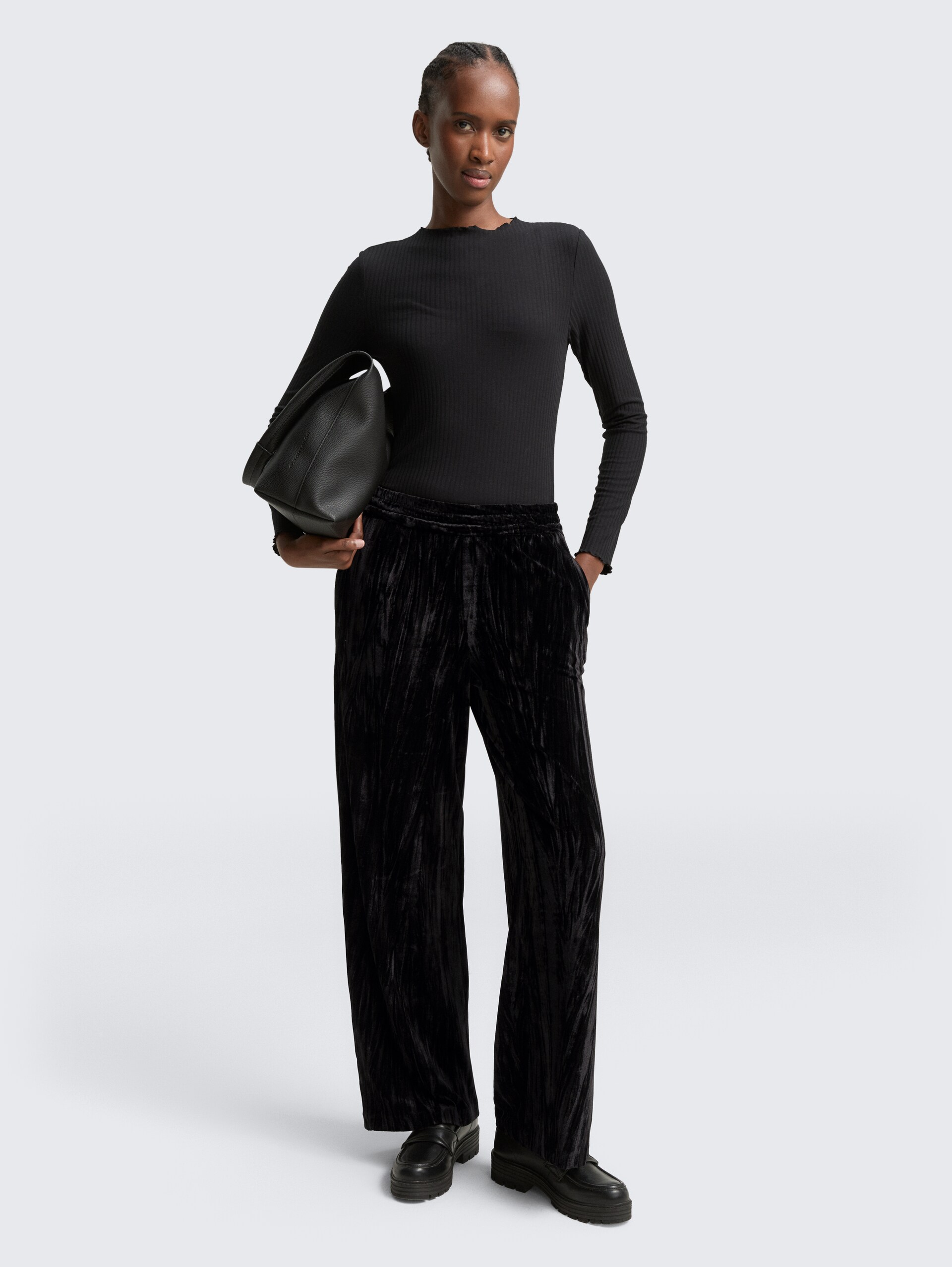 Wide Leg Samthose - deep black - Model-Vorderansicht