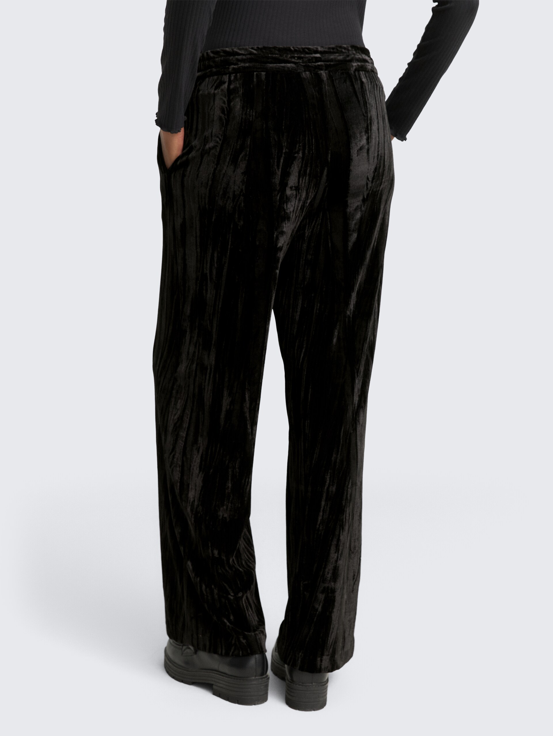 Wide Leg Samthose - deep black - Auschnitt Model-Rückansicht