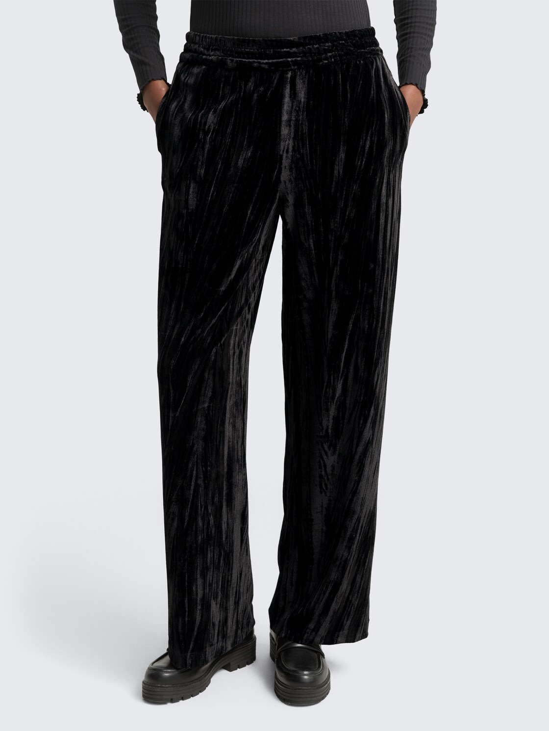 Wide Leg Samthose - deep black - Ausschnitt Model-Vorderansicht