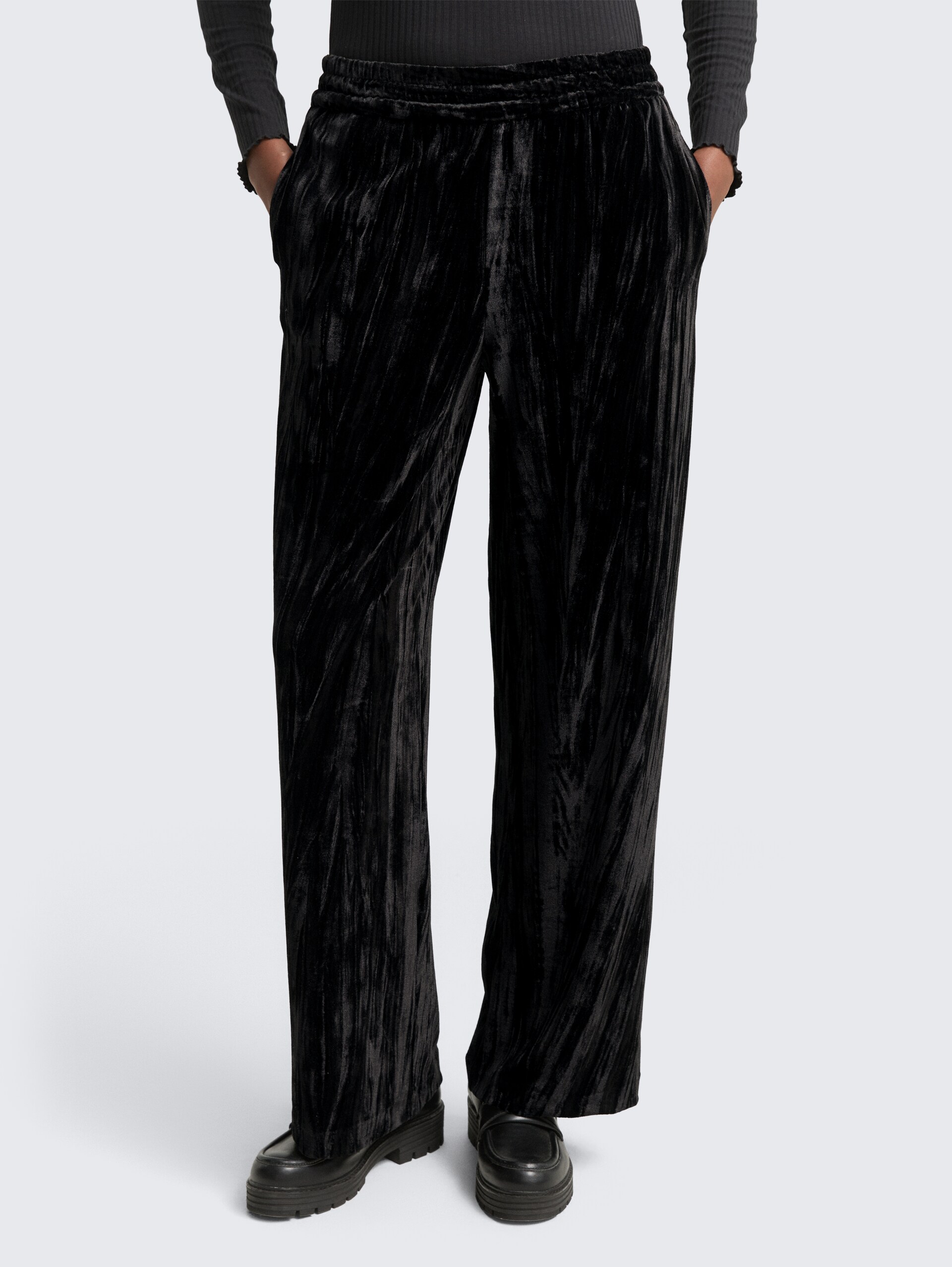 Wide Leg Samthose - deep black - Ausschnitt Model-Vorderansicht