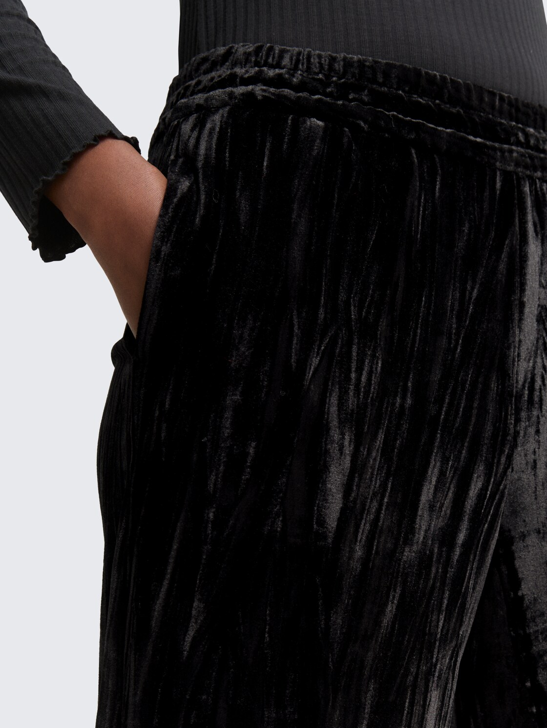 Wide Leg Samthose - deep black - Detail-Model-Ansicht