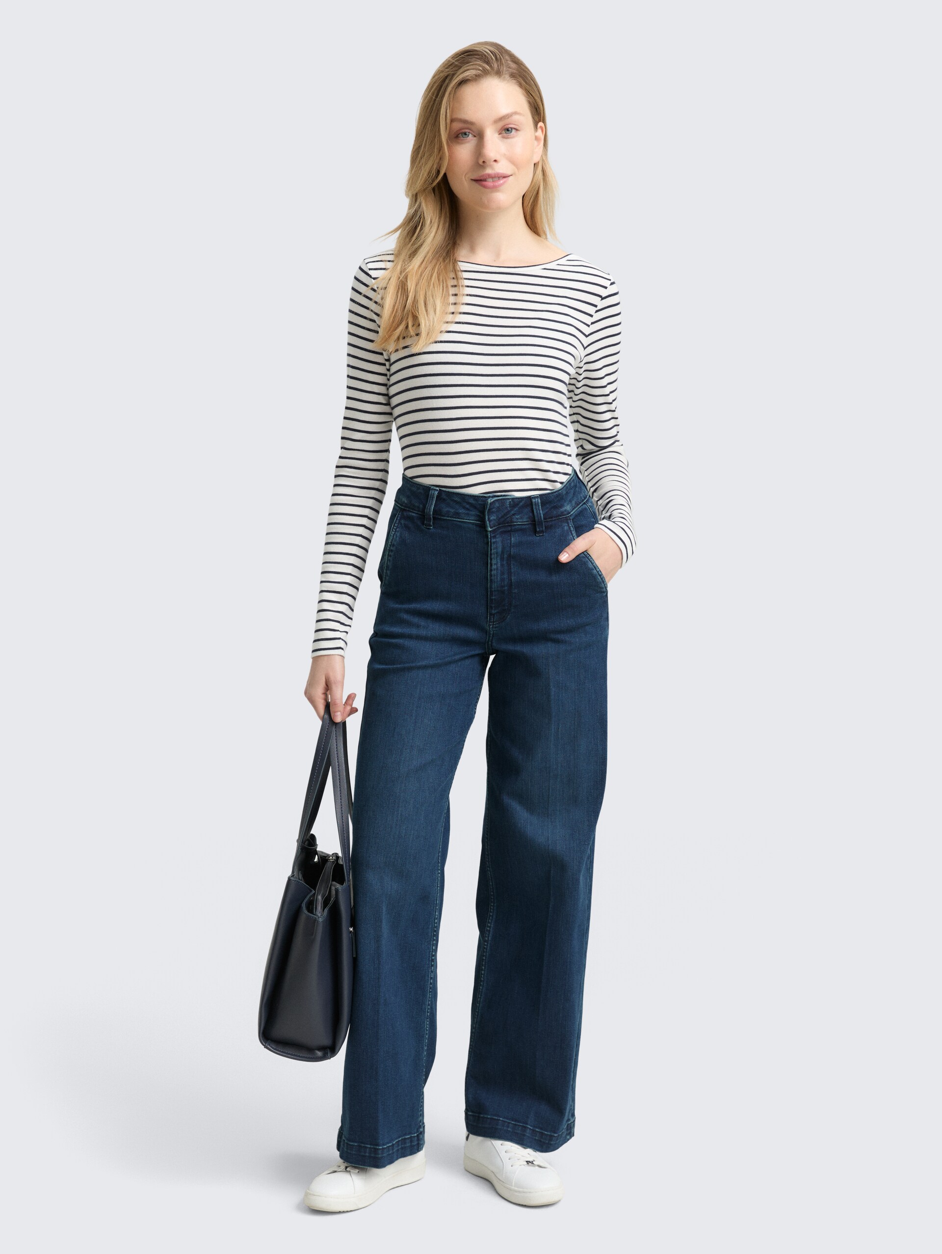 TTMADINA WIDE Jeans - Clean Mid Stone Blue Denim - Model-Vorderansicht