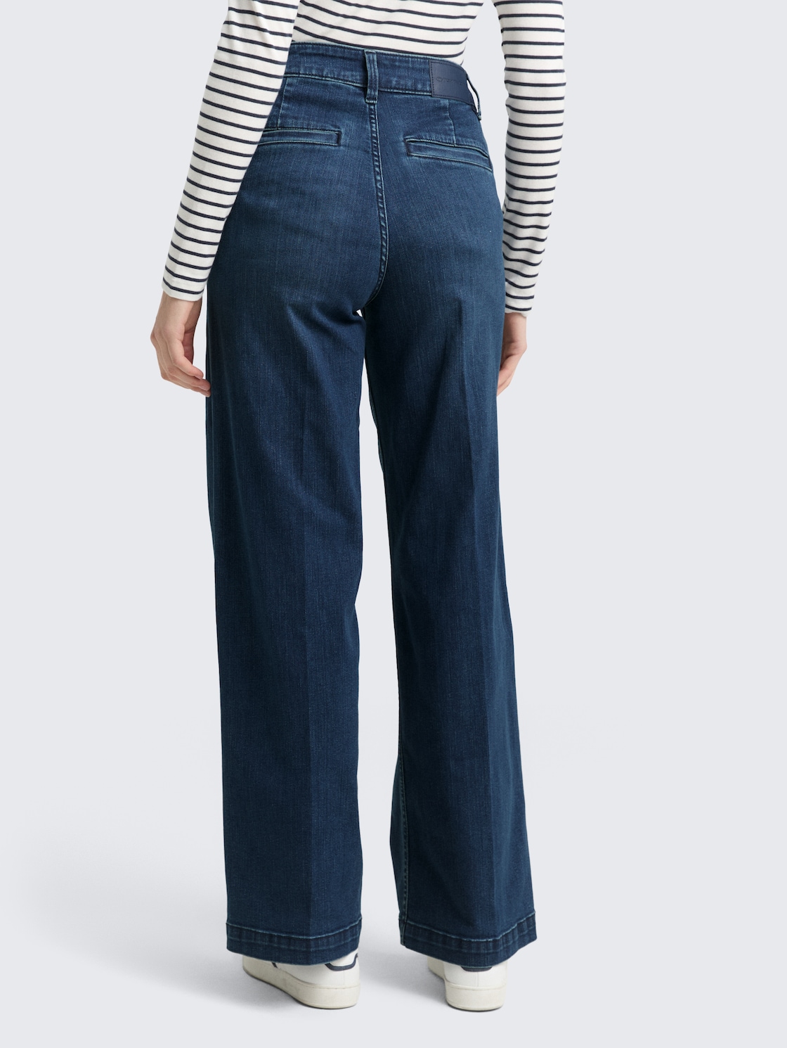 TTMADINA WIDE Jeans - Clean Mid Stone Blue Denim - Auschnitt Model-Rückansicht