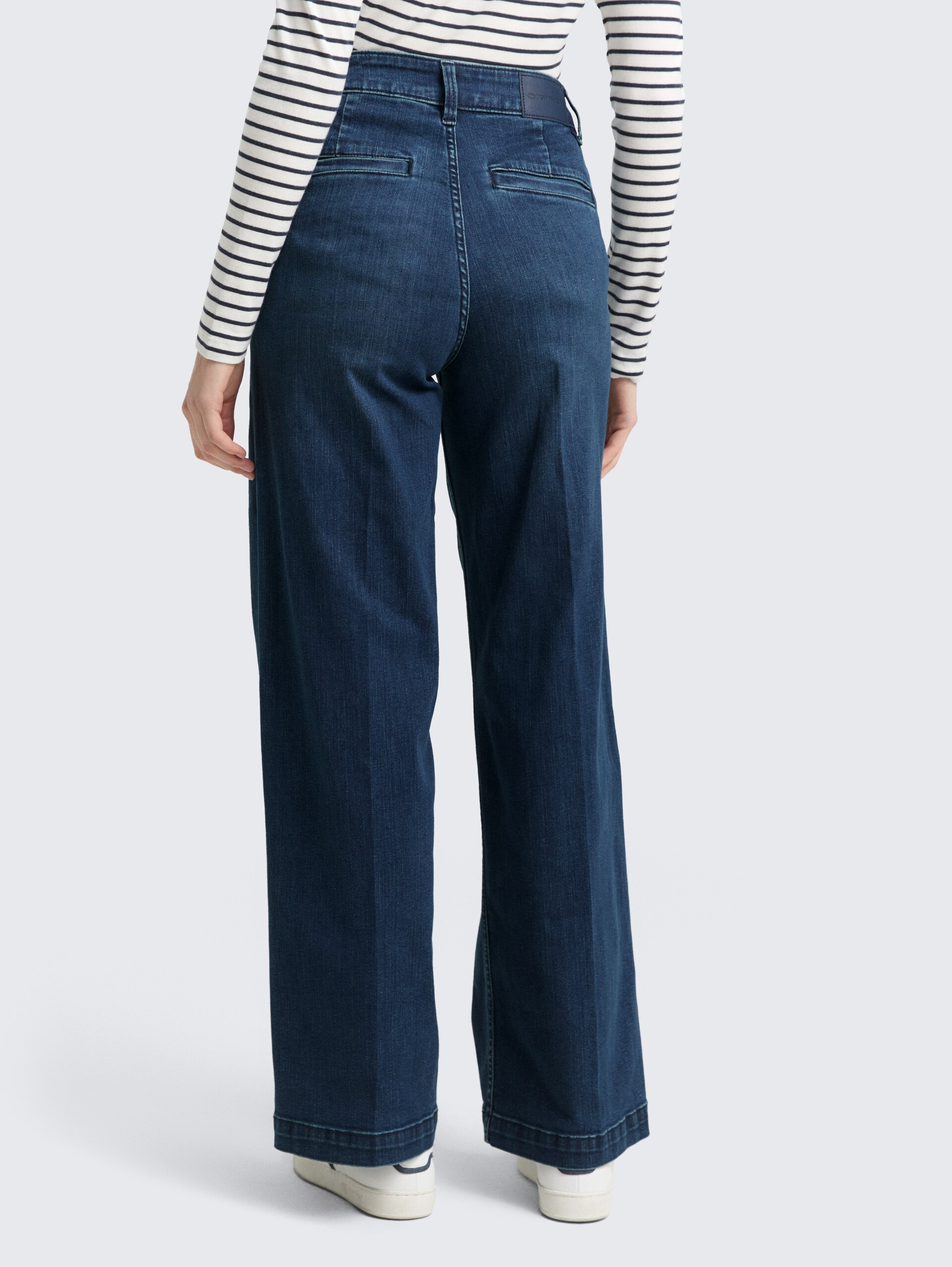 TTMADINA WIDE Jeans - Clean Mid Stone Blue Denim - Auschnitt Model-Rückansicht
