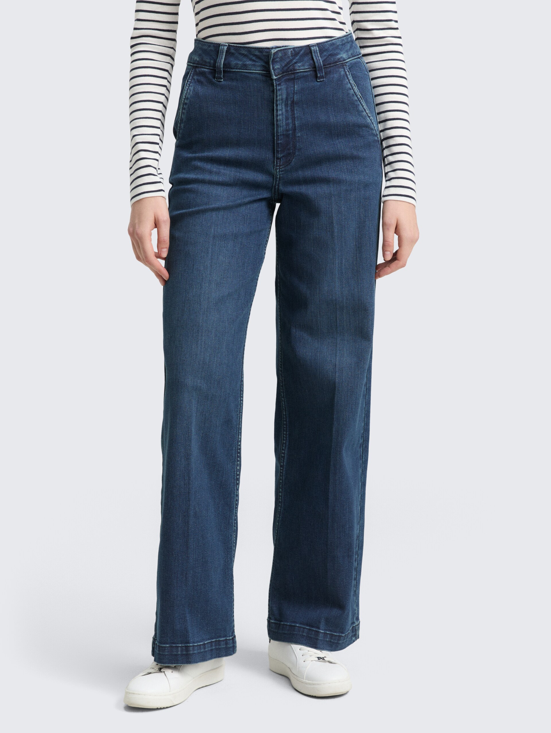 TTMADINA WIDE Jeans - Clean Mid Stone Blue Denim - Ausschnitt Model-Vorderansicht