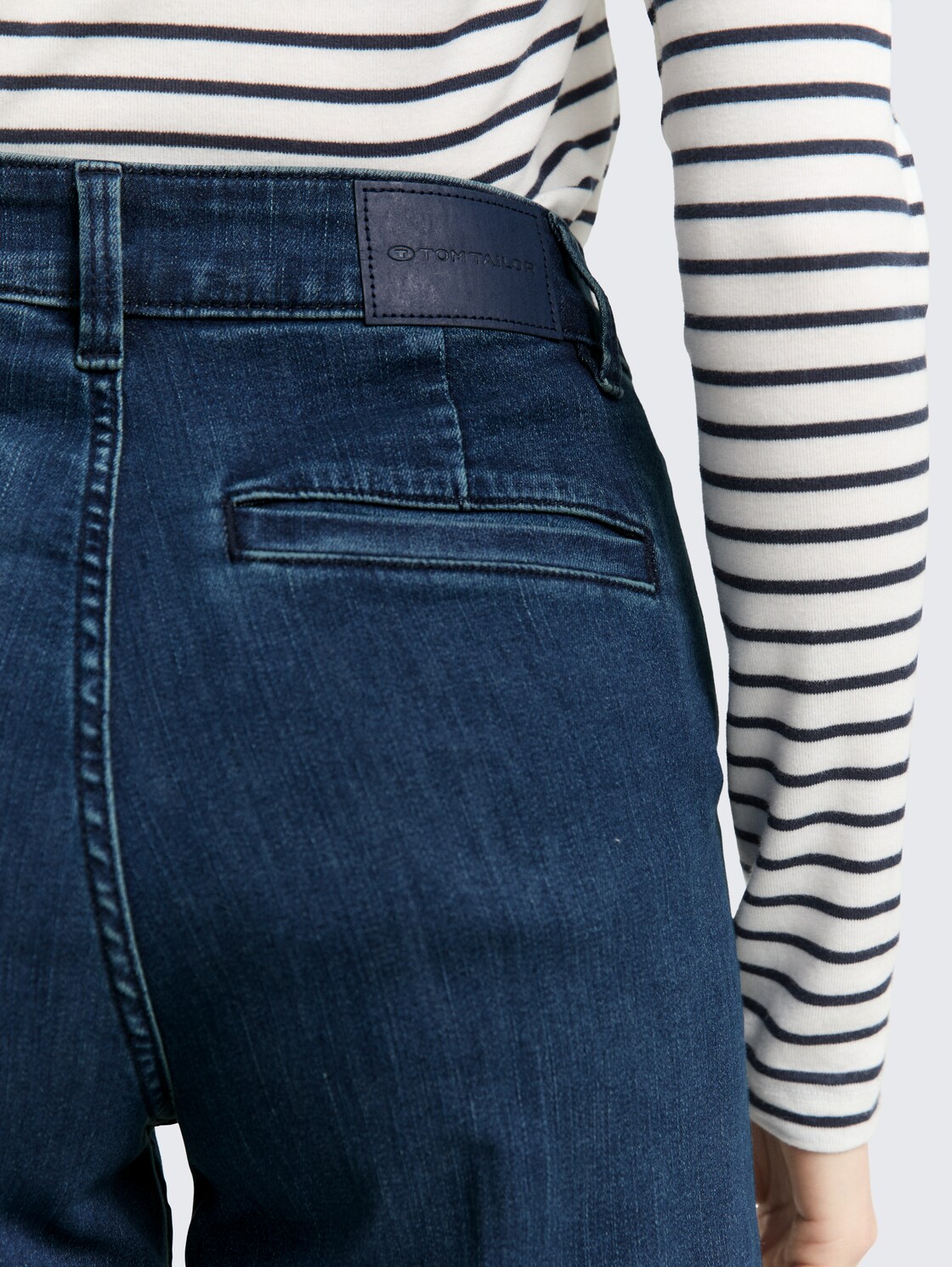 TTMADINA WIDE Jeans - Clean Mid Stone Blue Denim - Detail-Model-Ansicht