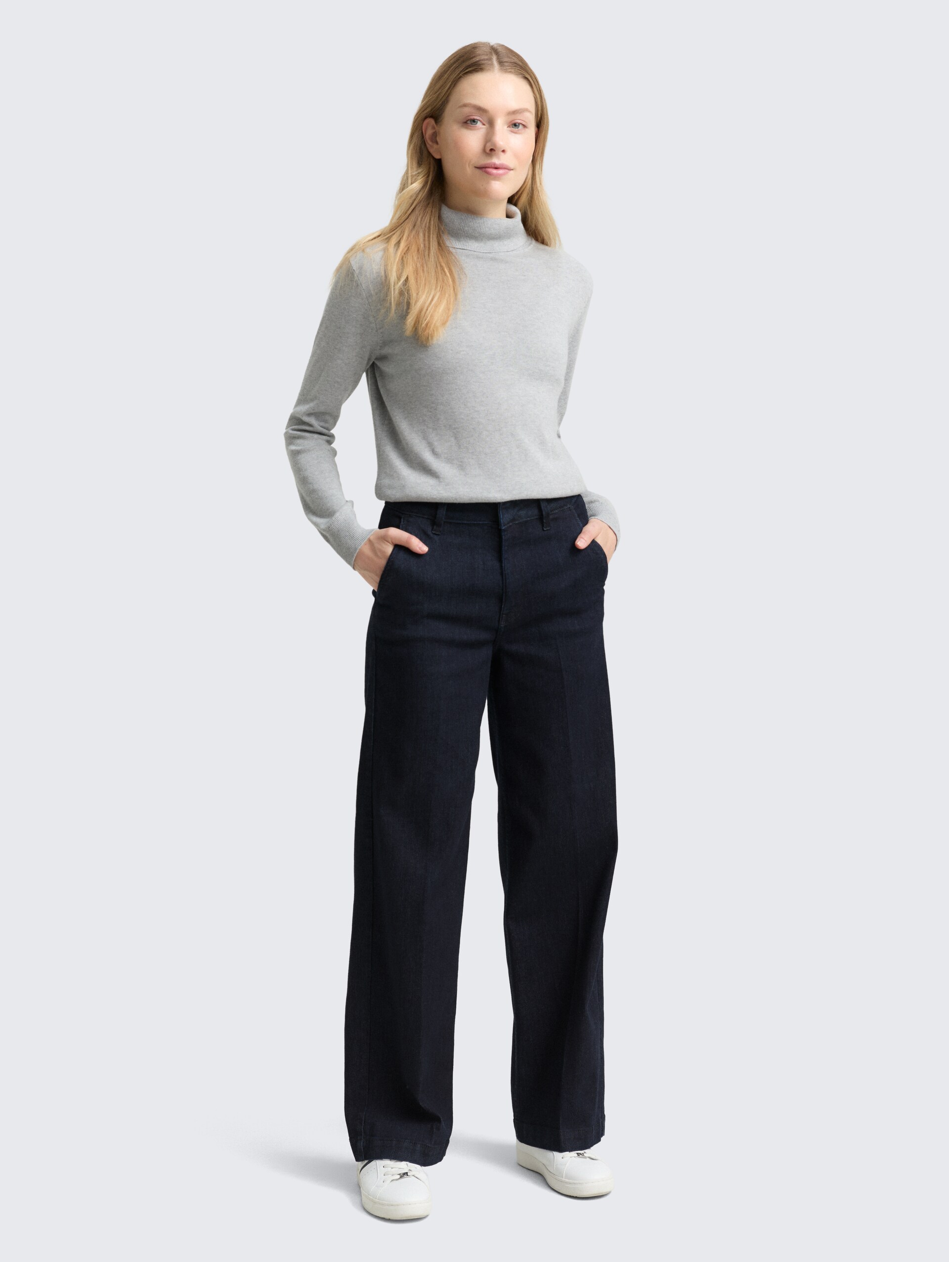 TTMADINA WIDE Jeans - Clean Rinsed Blue Denim - Model-Vorderansicht