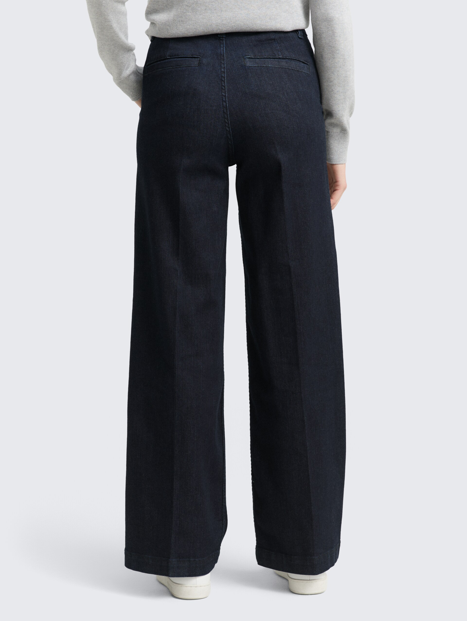 TTMADINA WIDE Jeans - Clean Rinsed Blue Denim - Auschnitt Model-Rückansicht