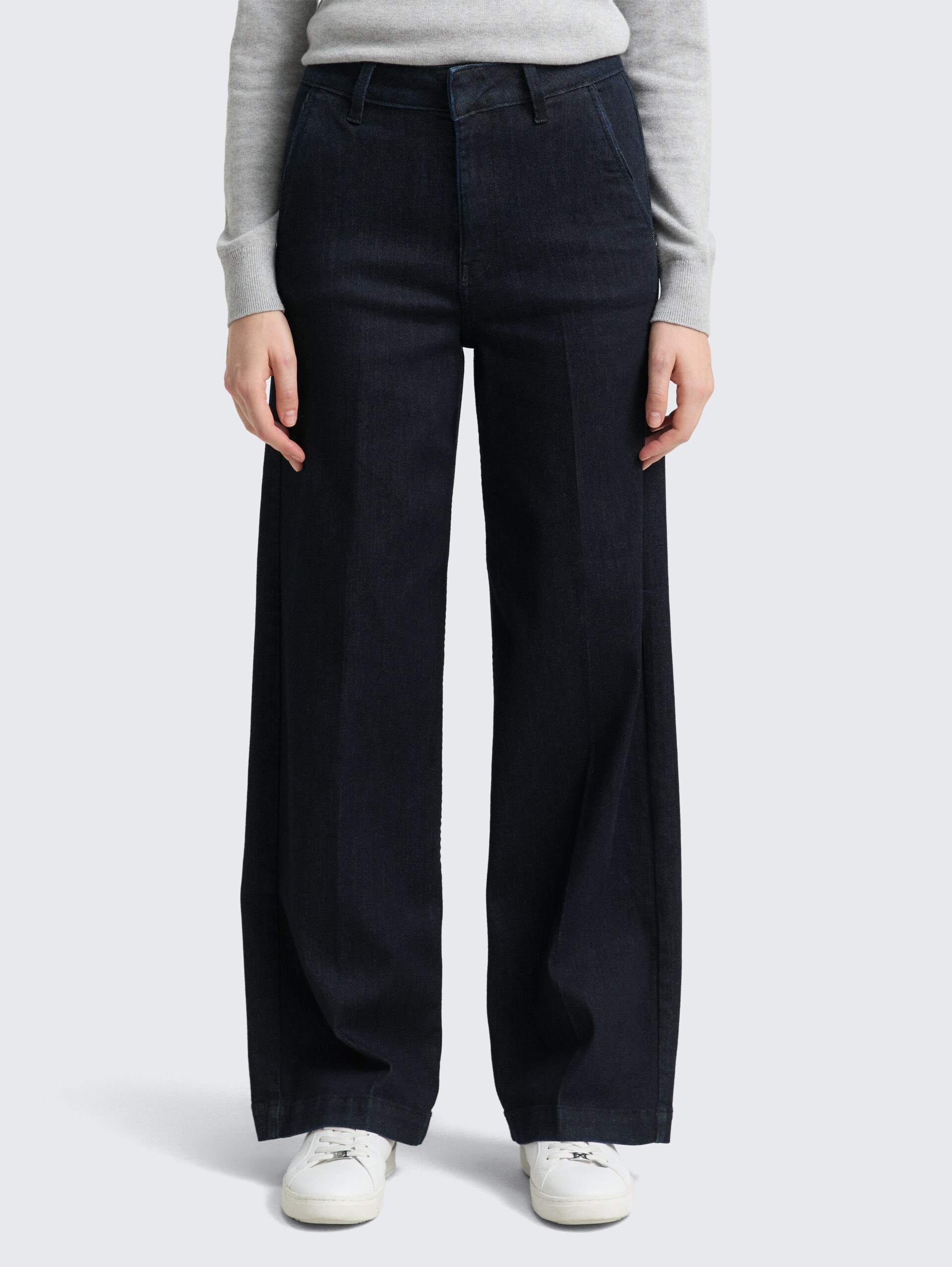 TTMADINA WIDE Jeans - Clean Rinsed Blue Denim - Ausschnitt Model-Vorderansicht