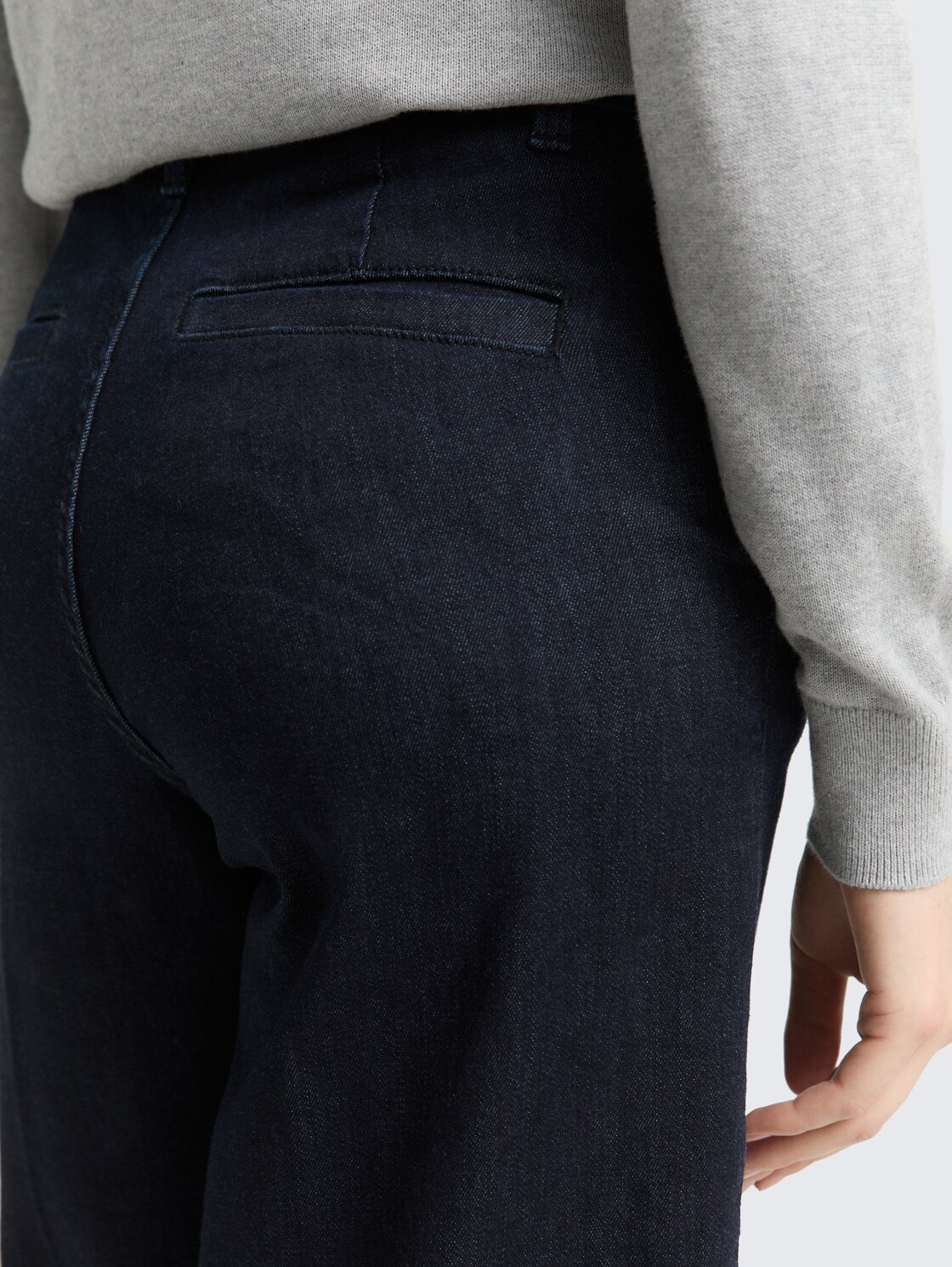 TTMADINA WIDE Jeans - Clean Rinsed Blue Denim - Detail-Model-Ansicht