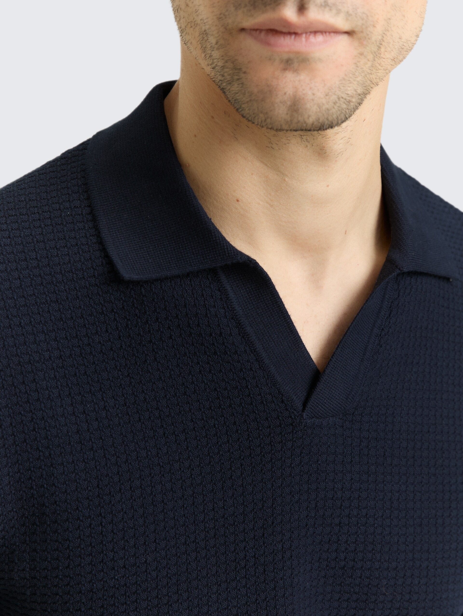 Strickpullover mit Polokragen - sky captain blue - Detail-Model-Ansicht