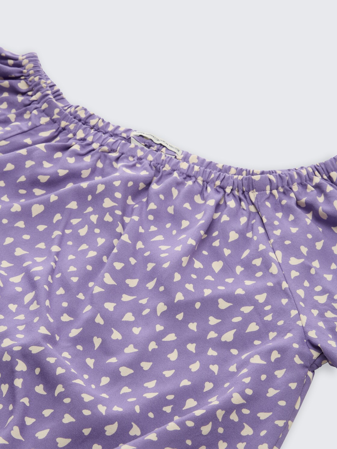 Cropped Bluse mit Carmen-Ausschnitt - purple small heart print - Detail-Model-Ansicht