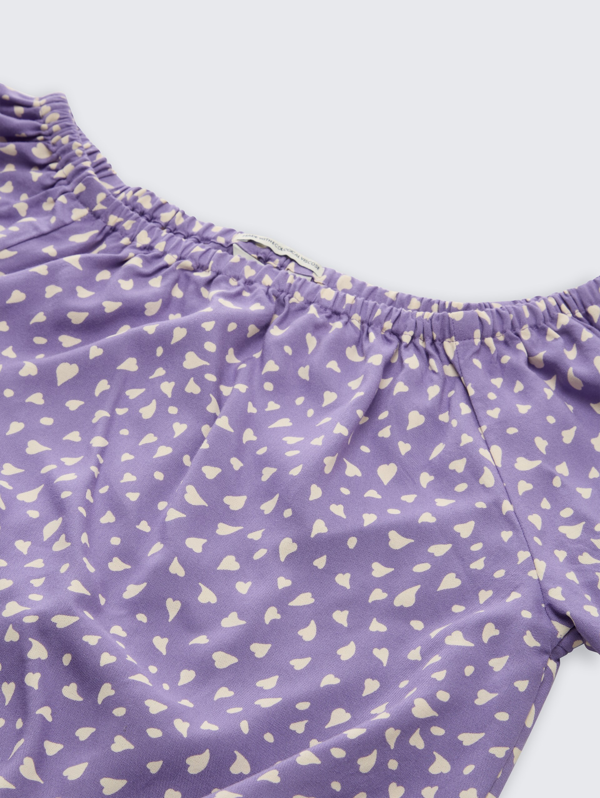 Cropped Bluse mit Carmen-Ausschnitt - purple small heart print - Detail-Model-Ansicht