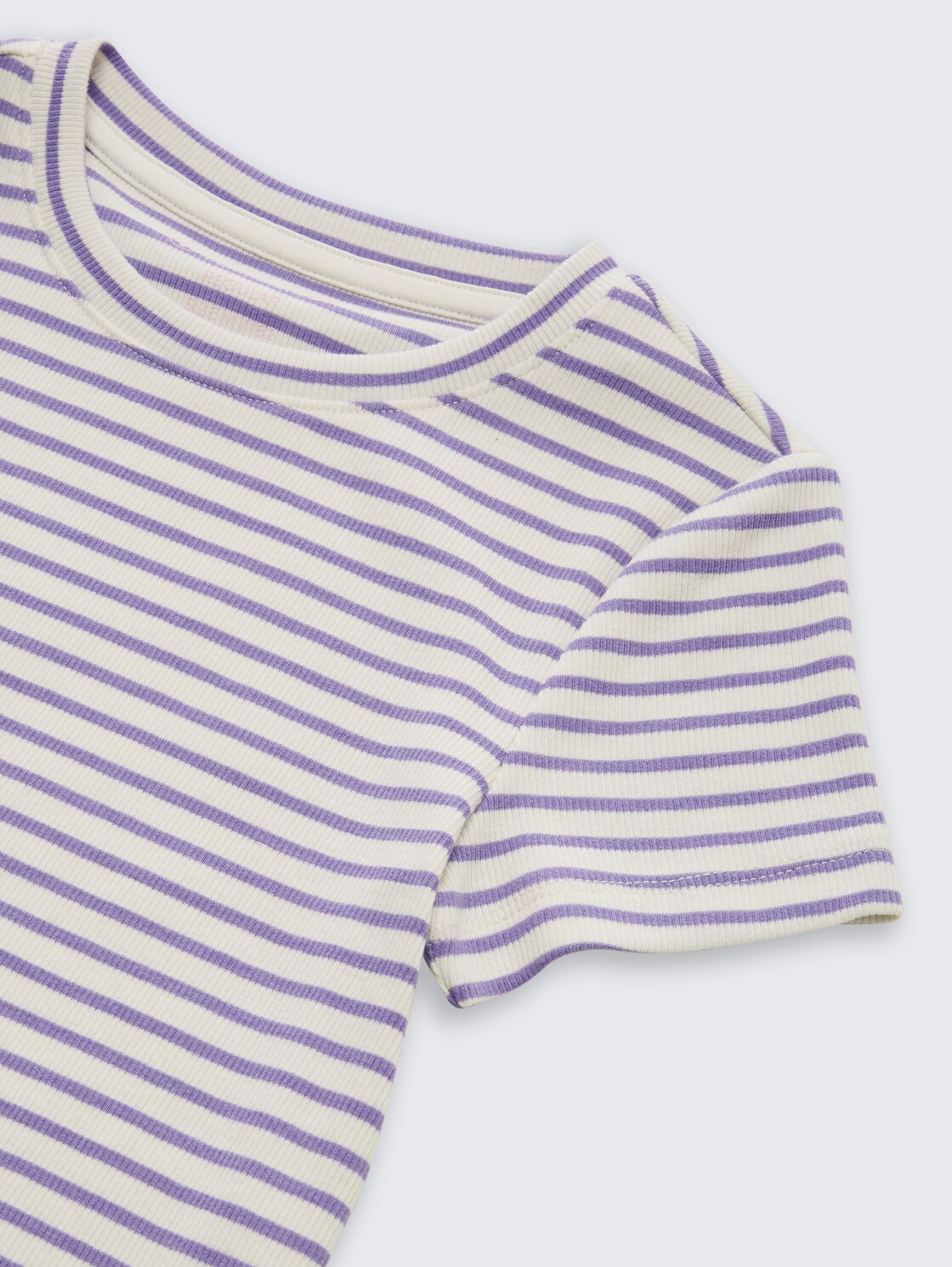 Ripp T-Shirt mit Streifenmuster - flashy purple stripe - Detail-Model-Ansicht