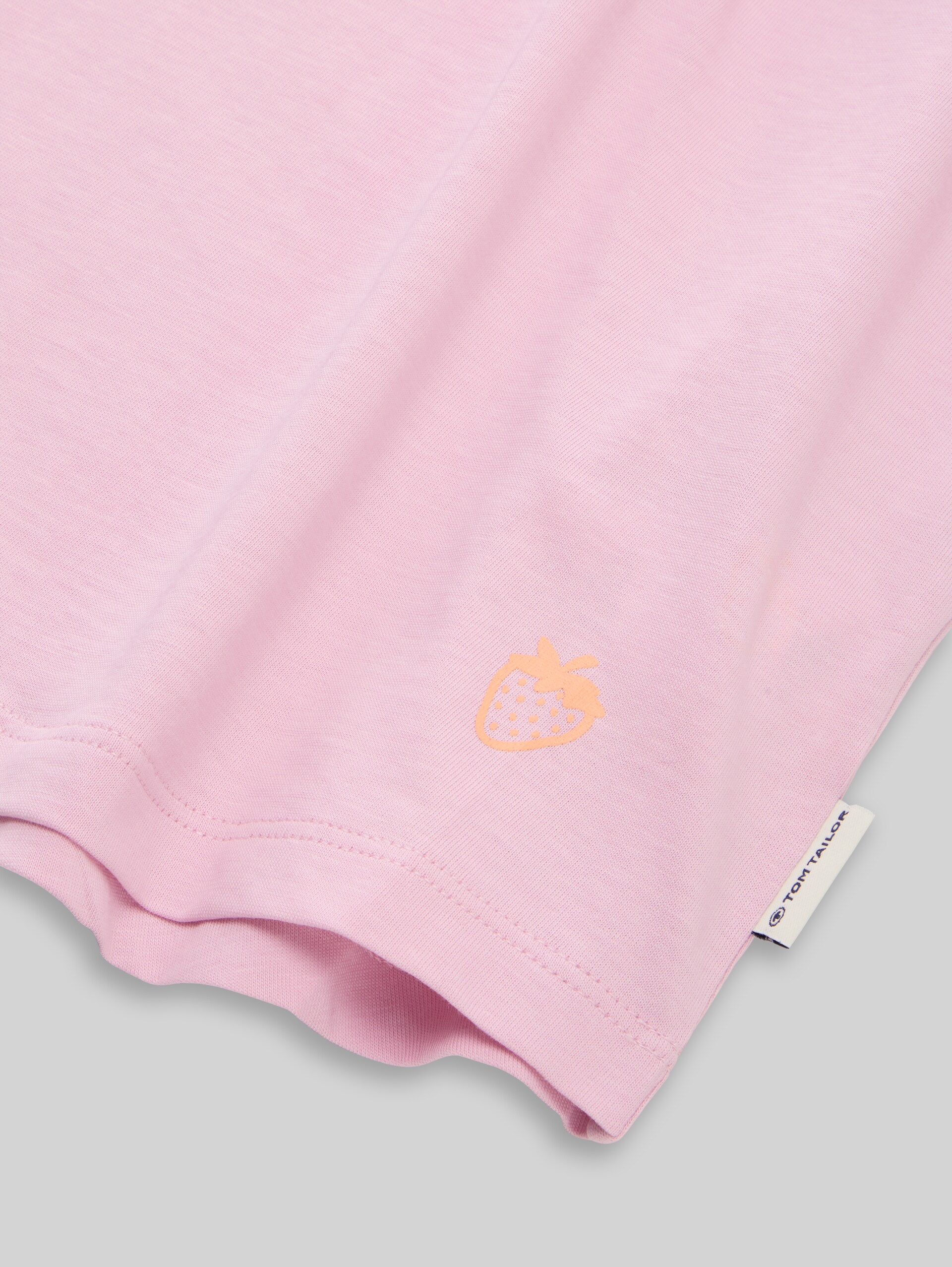 T-shirt with V-neck - cold pink - Detail model view