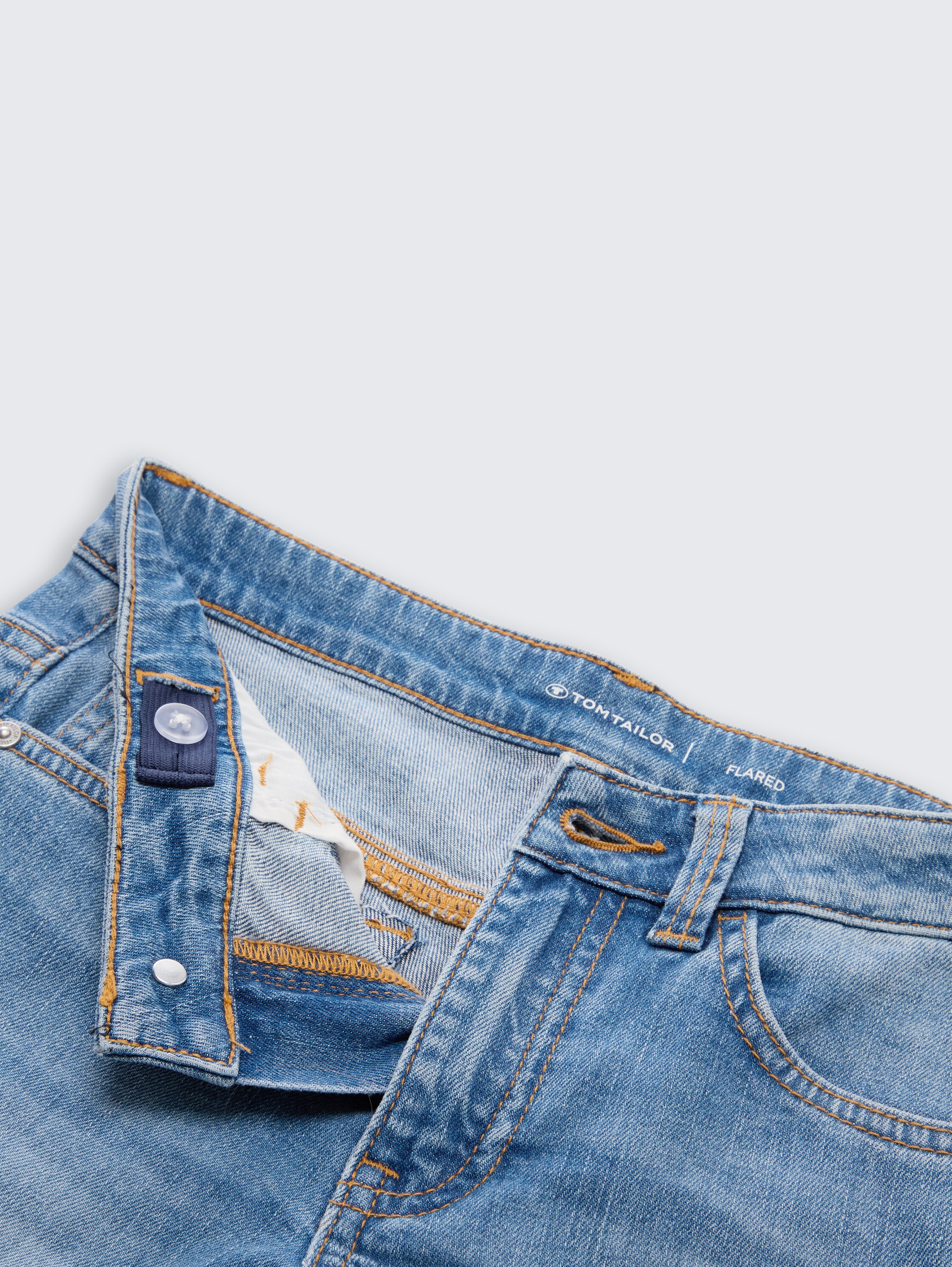Flared jeans met stretch - mid stone bright blue denim - Detailaanzicht model