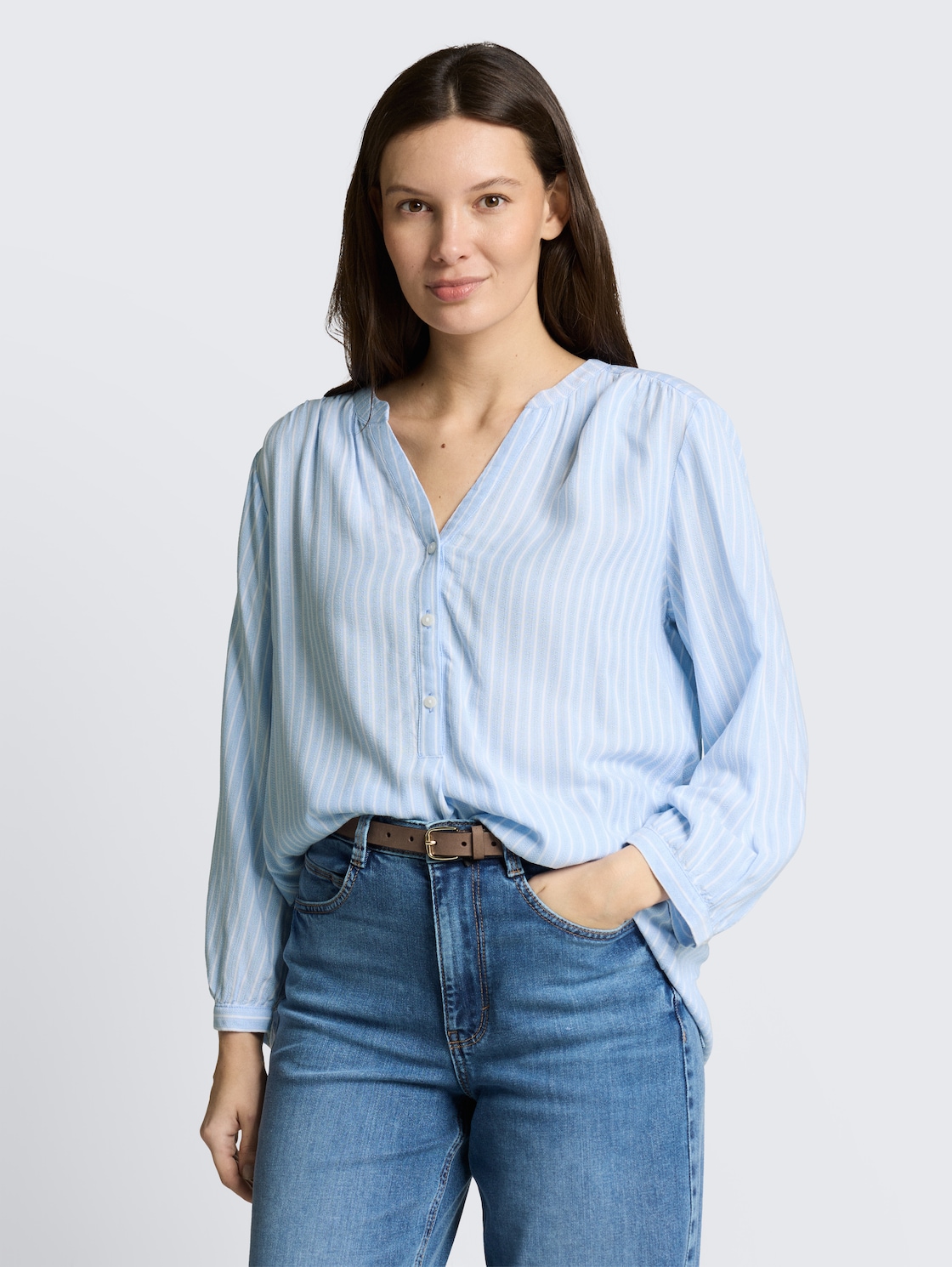Bluse mit Streifenmuster - blue white stripe - Ausschnitt Model-Vorderansicht