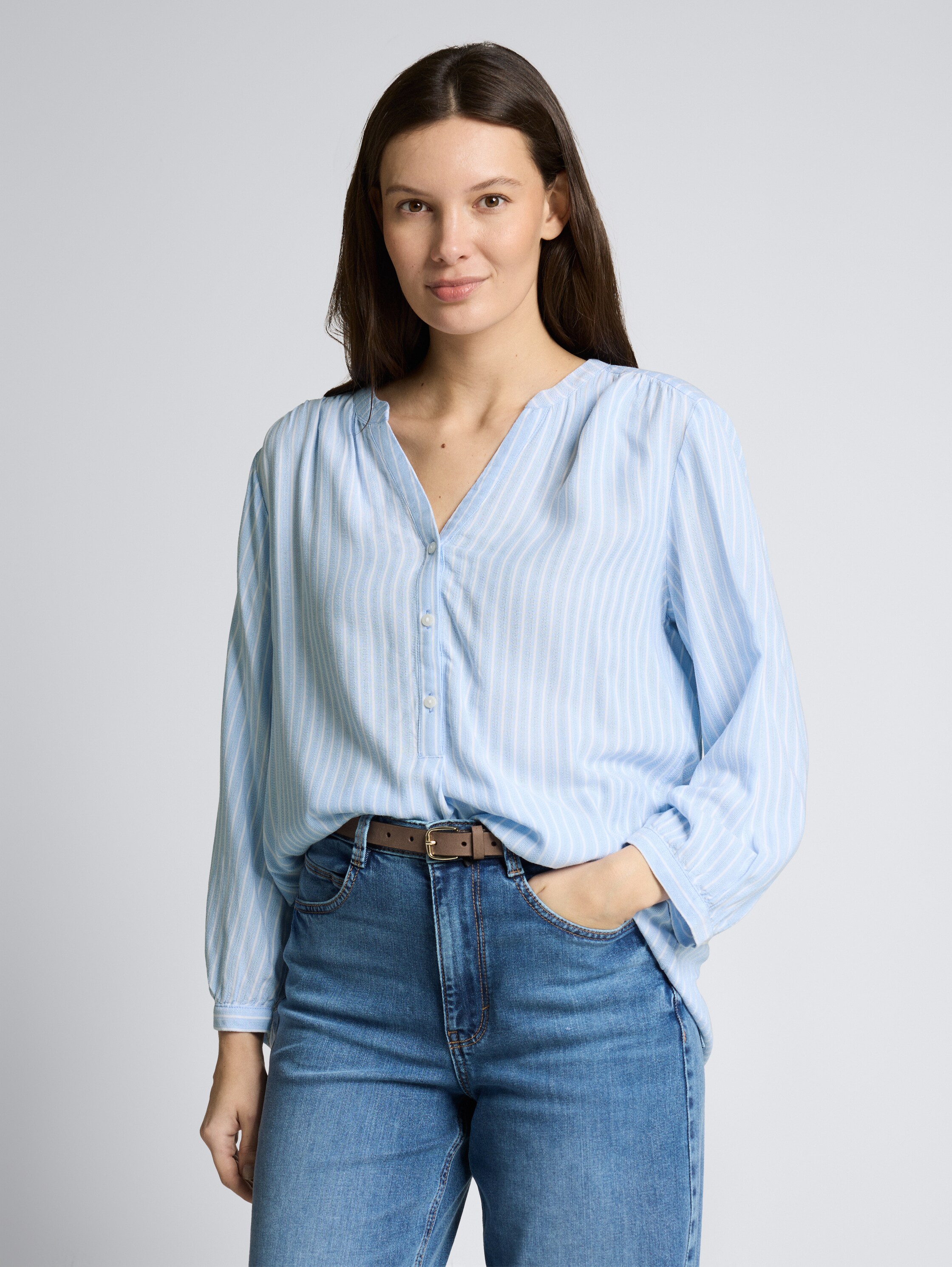Bluse mit Streifenmuster - blue white stripe - Ausschnitt Model-Vorderansicht