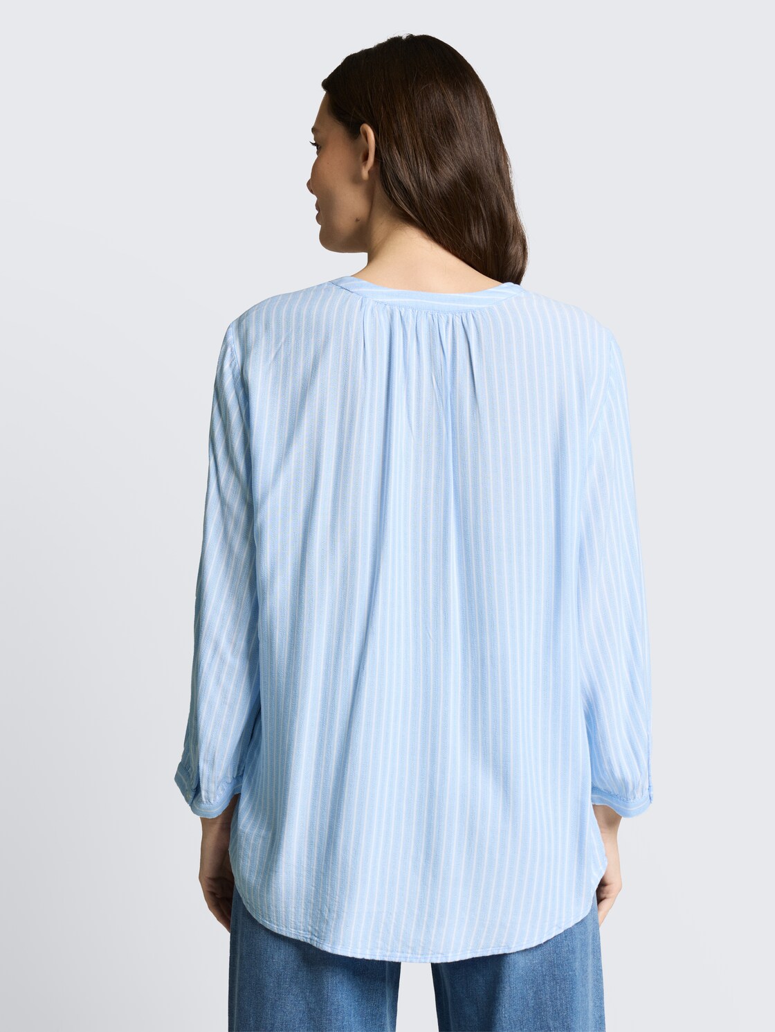 Bluse mit Streifenmuster - blue white stripe - Auschnitt Model-Rückansicht