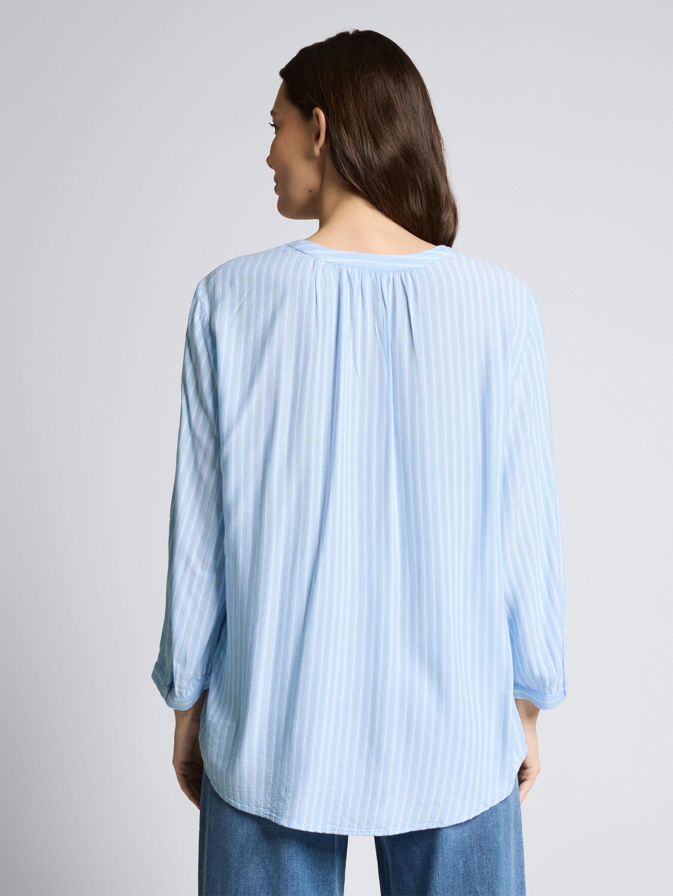 Bluse mit Streifenmuster - blue white stripe - Auschnitt Model-Rückansicht