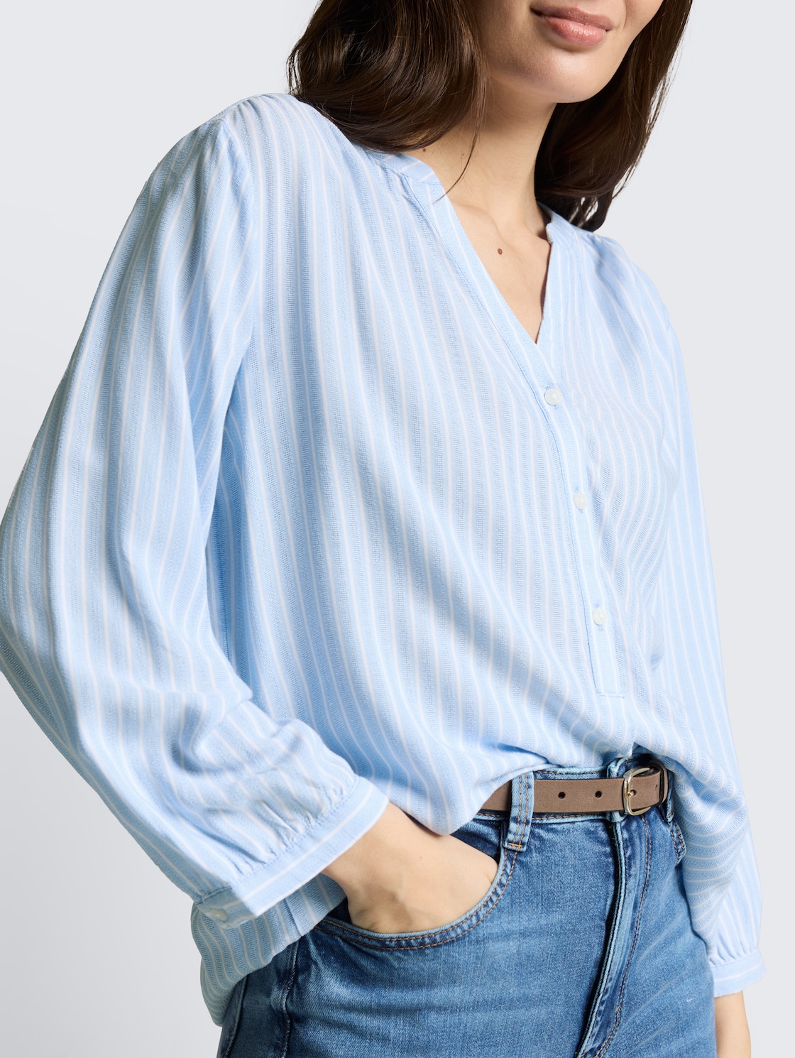 Bluse mit Streifenmuster - blue white stripe - Detail-Model-Ansicht