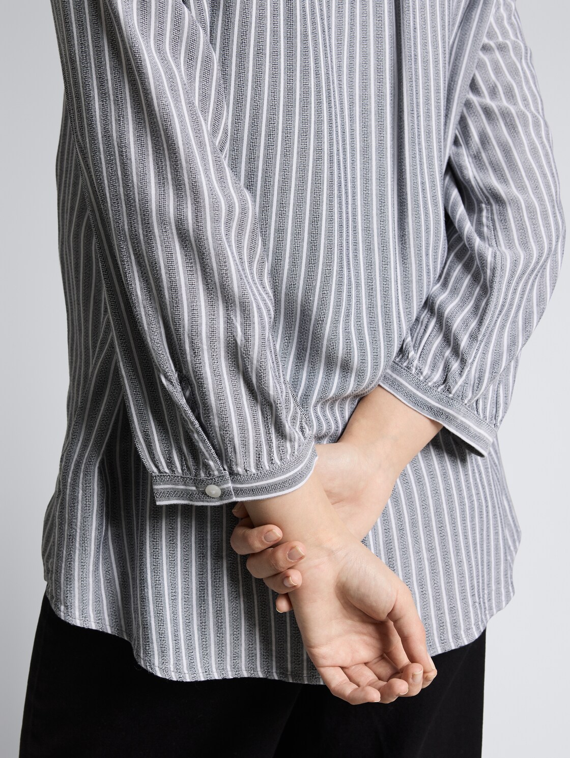Bluse mit Streifenmuster - navy white stripe - Detail-Model-Ansicht