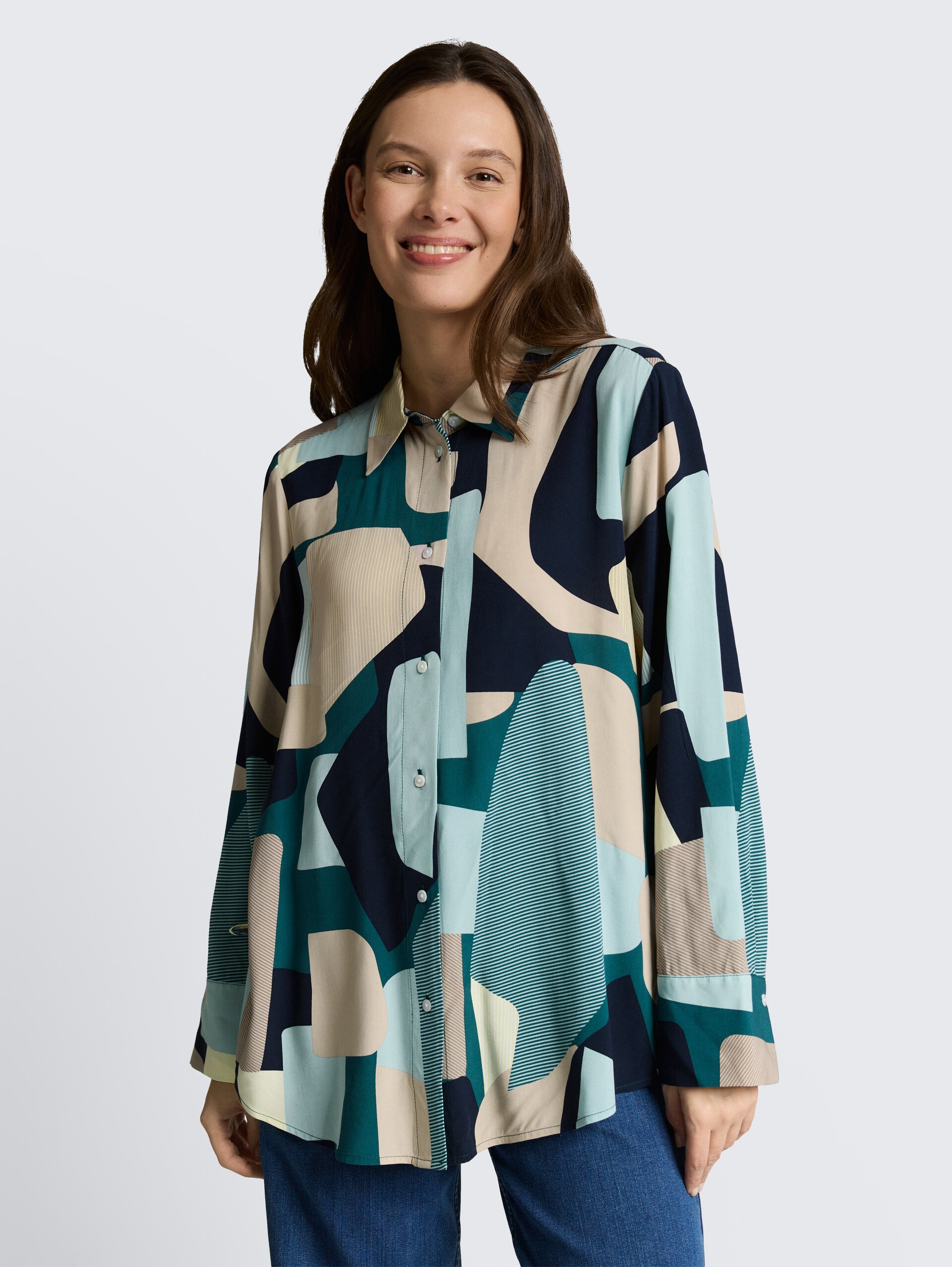 Loose Fit Bluse mit Schleifen-Details - abstract stripe print - Ausschnitt Model-Vorderansicht