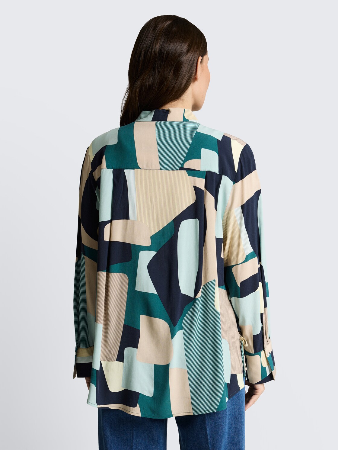 Loose Fit Bluse mit Schleifen-Details - abstract stripe print - Auschnitt Model-Rückansicht