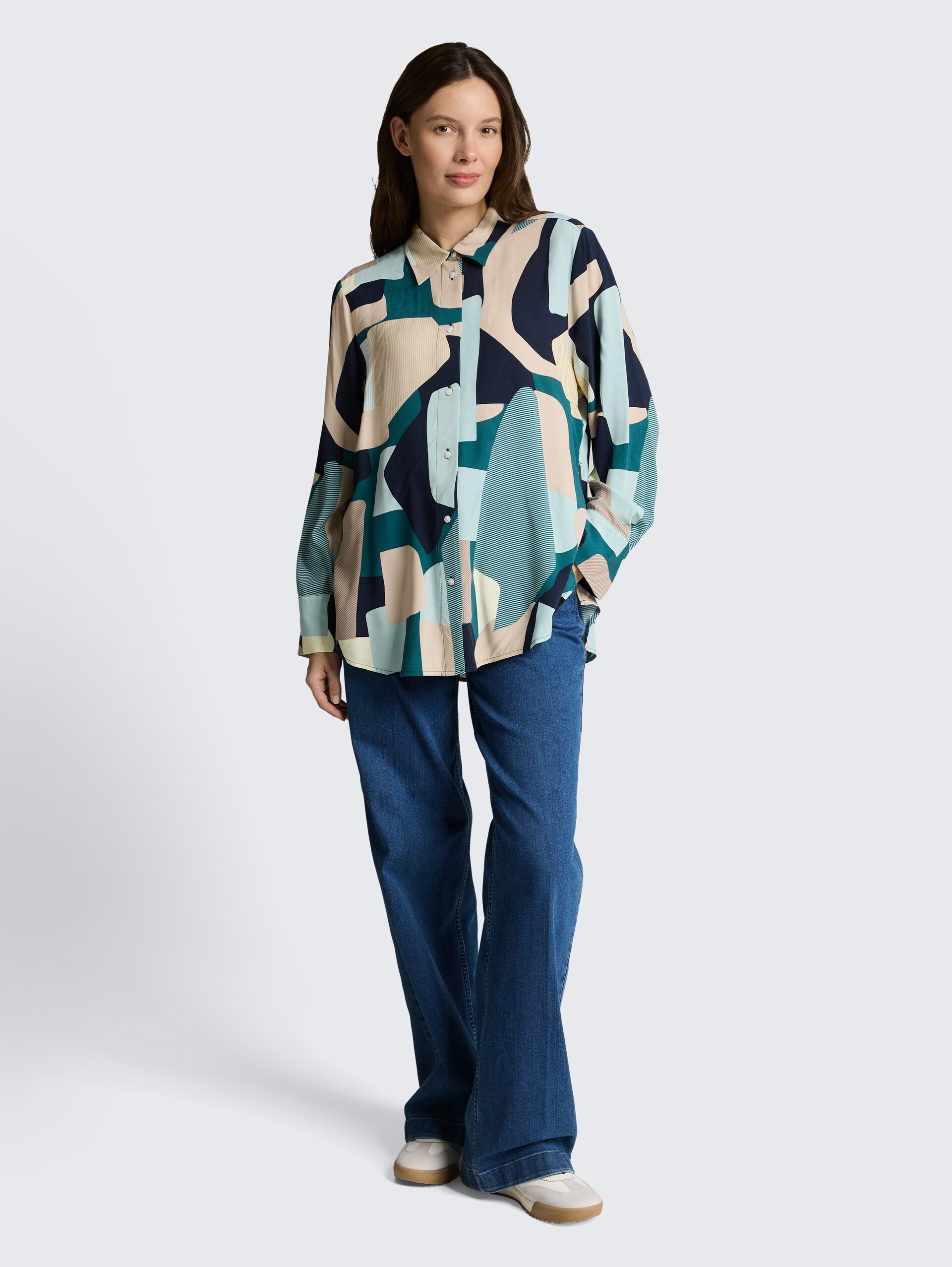 Loose Fit Bluse mit Schleifen-Details - abstract stripe print - Model-Vorderansicht
