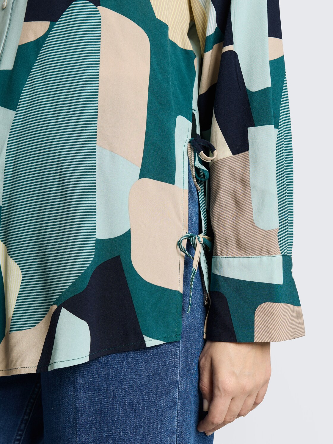 Loose Fit Bluse mit Schleifen-Details - abstract stripe print - Detail-Model-Ansicht