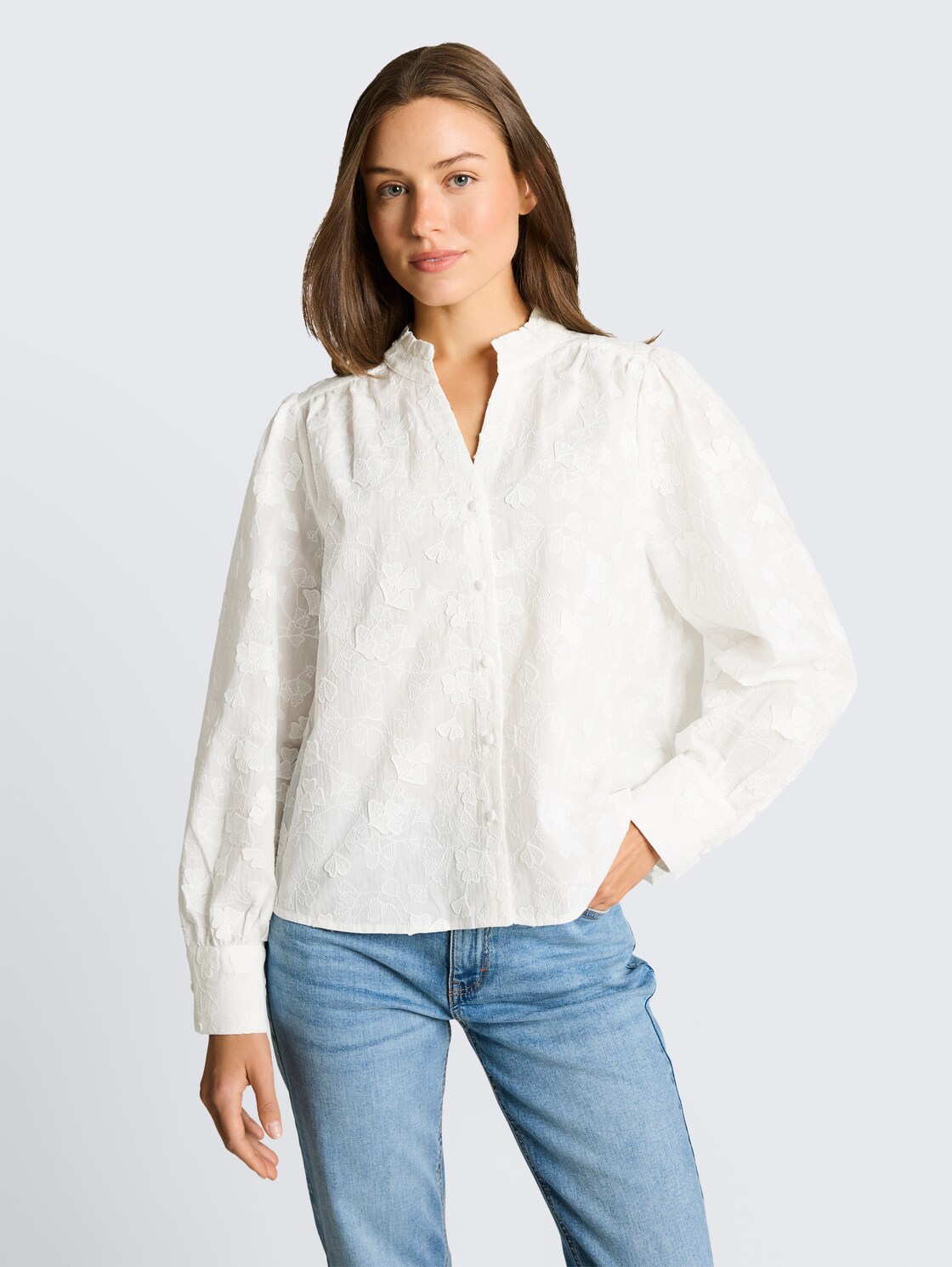 Loose Fit Bluse mit Stickerei - White - Ausschnitt Model-Vorderansicht