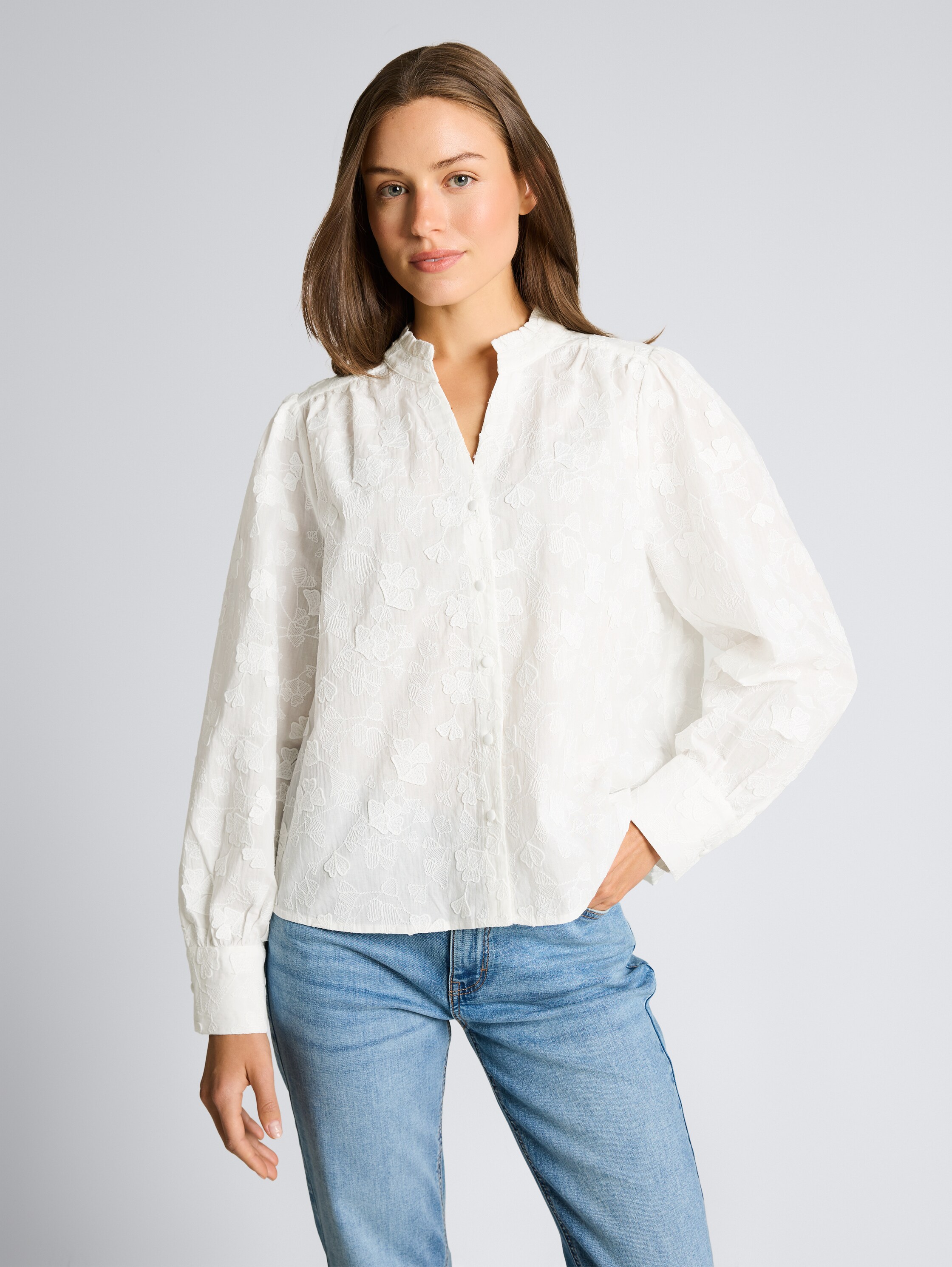 Loose Fit Bluse mit Stickerei - White - Ausschnitt Model-Vorderansicht