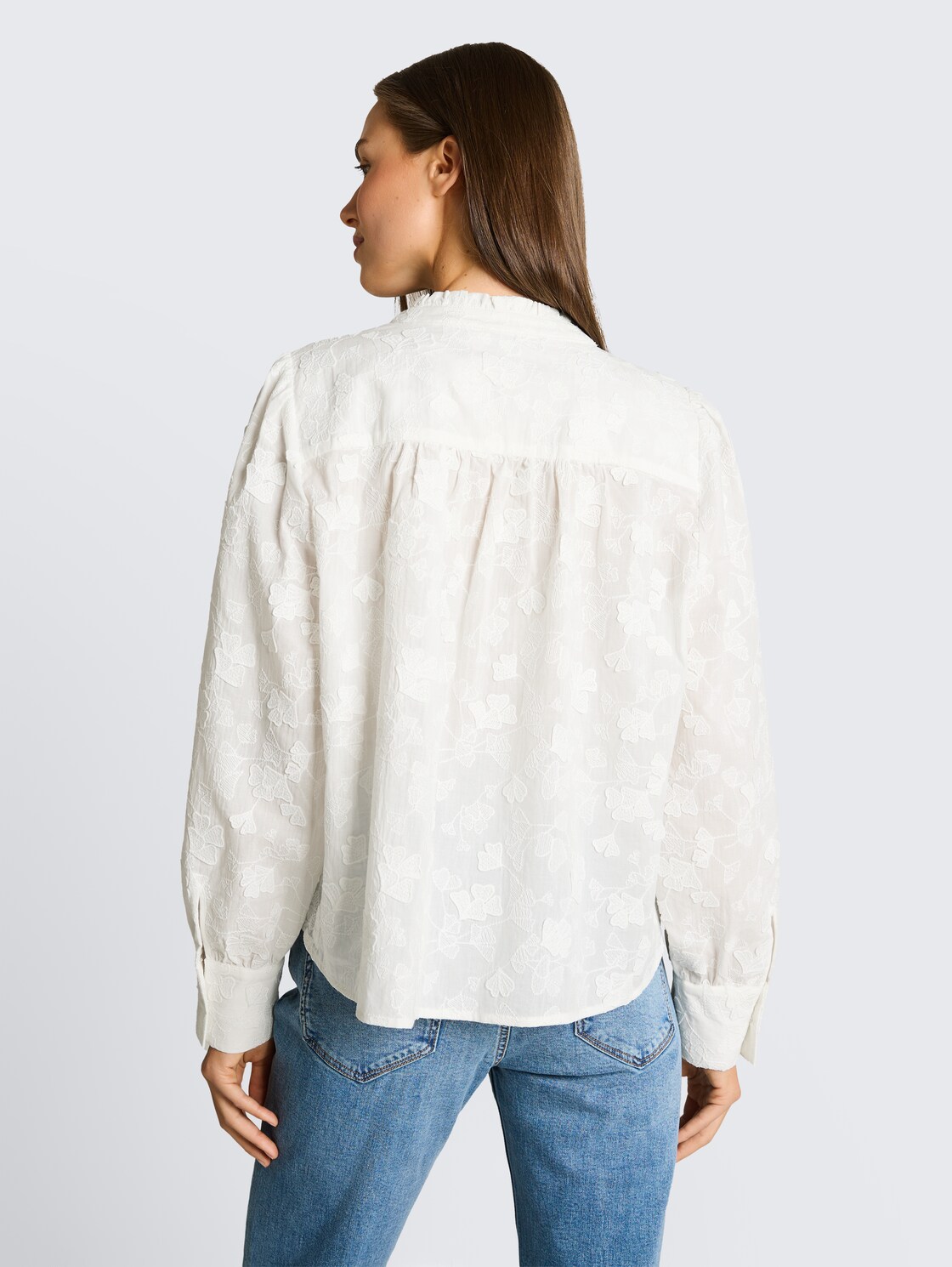 Loose Fit Bluse mit Stickerei - White - Auschnitt Model-Rückansicht