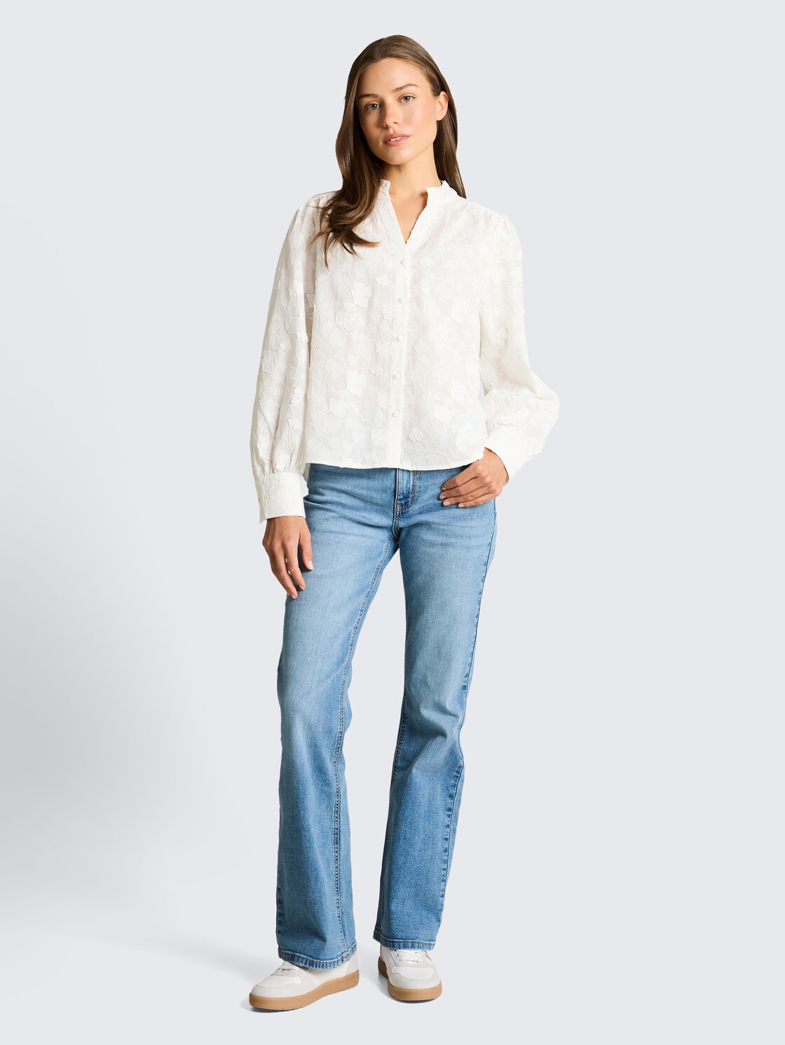 Loose Fit Bluse mit Stickerei - White - Model-Vorderansicht