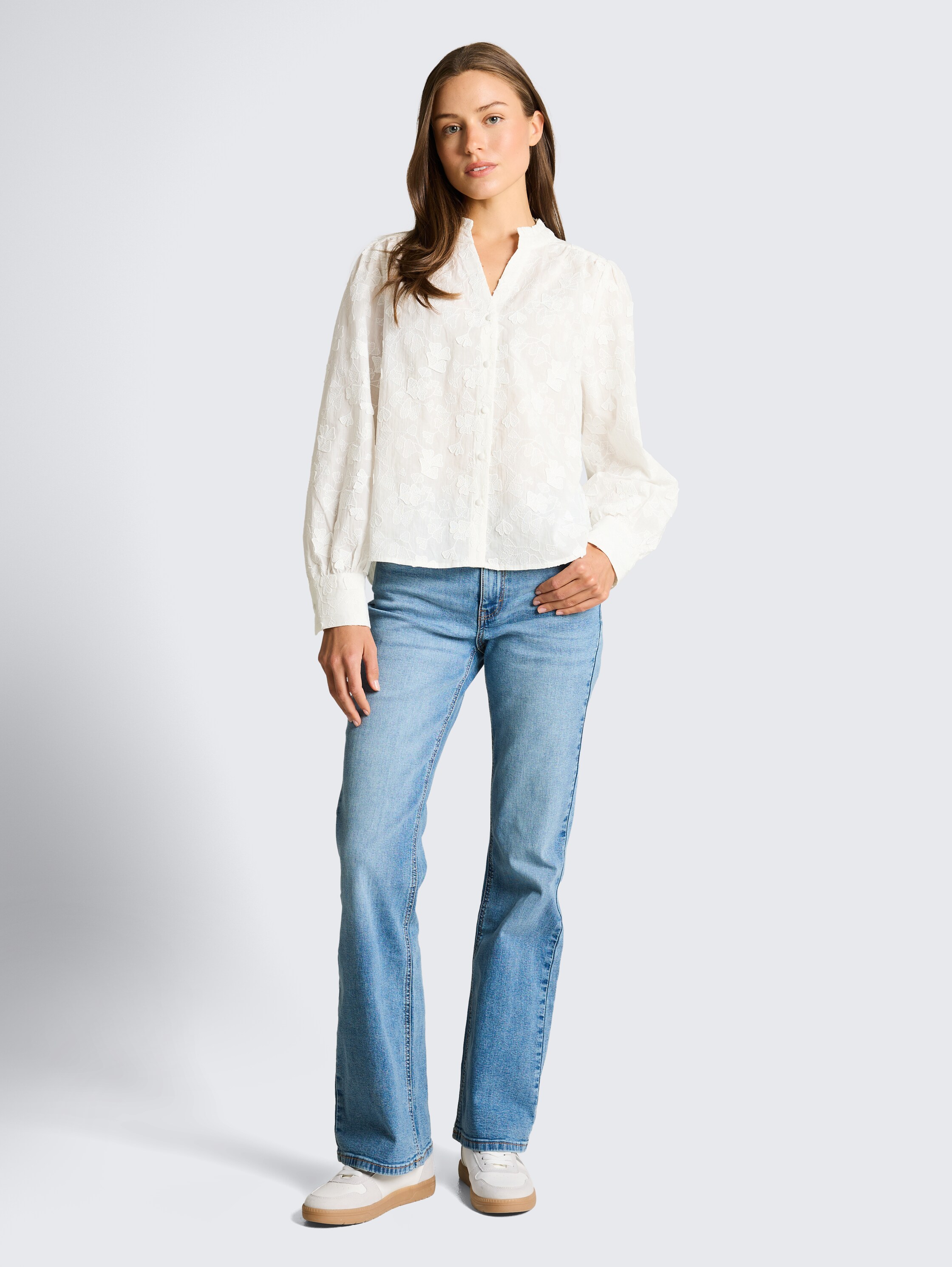 Loose Fit Bluse mit Stickerei - White - Model-Vorderansicht