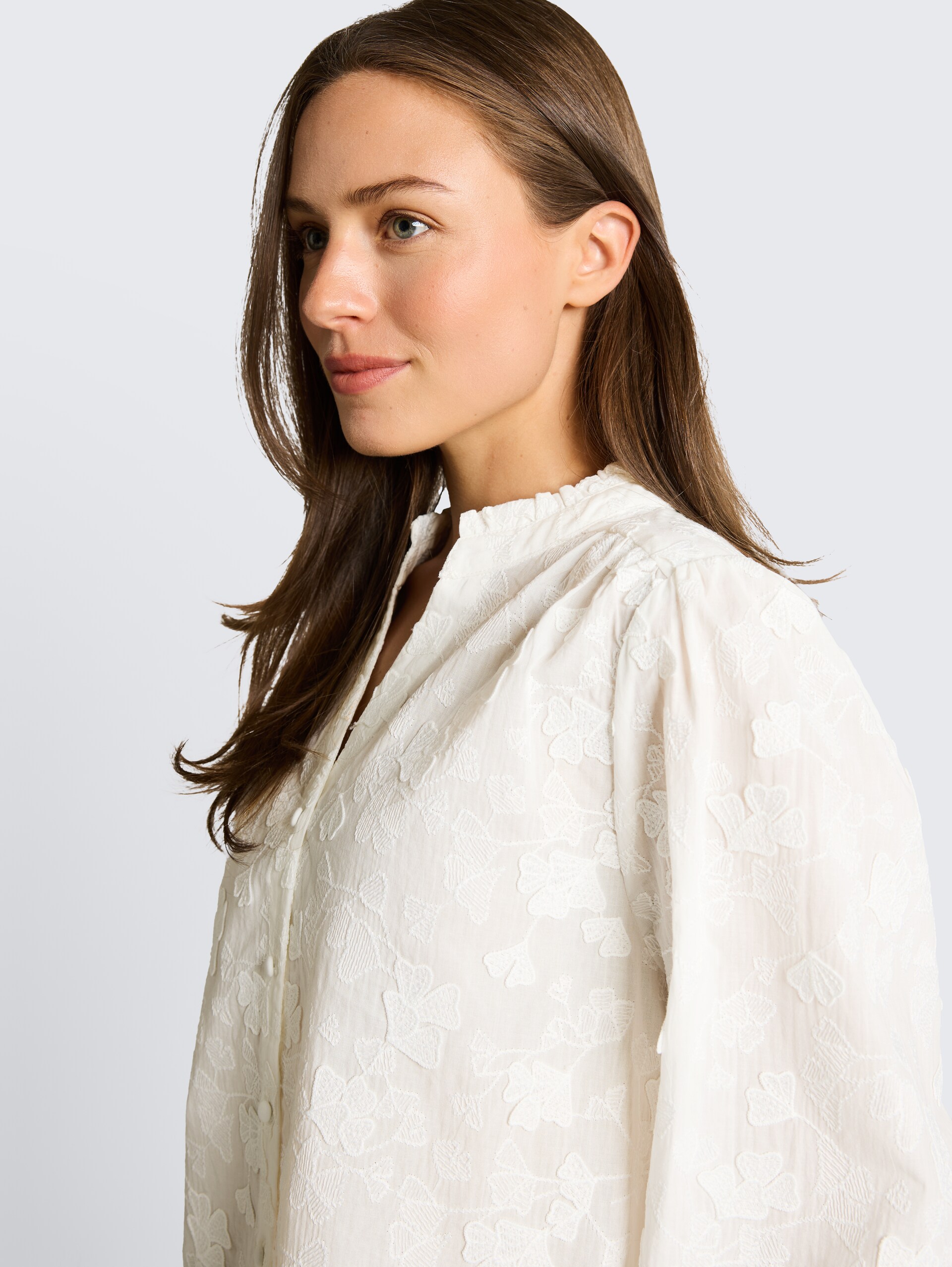 Loose Fit Bluse mit Stickerei - White - Detail-Model-Ansicht