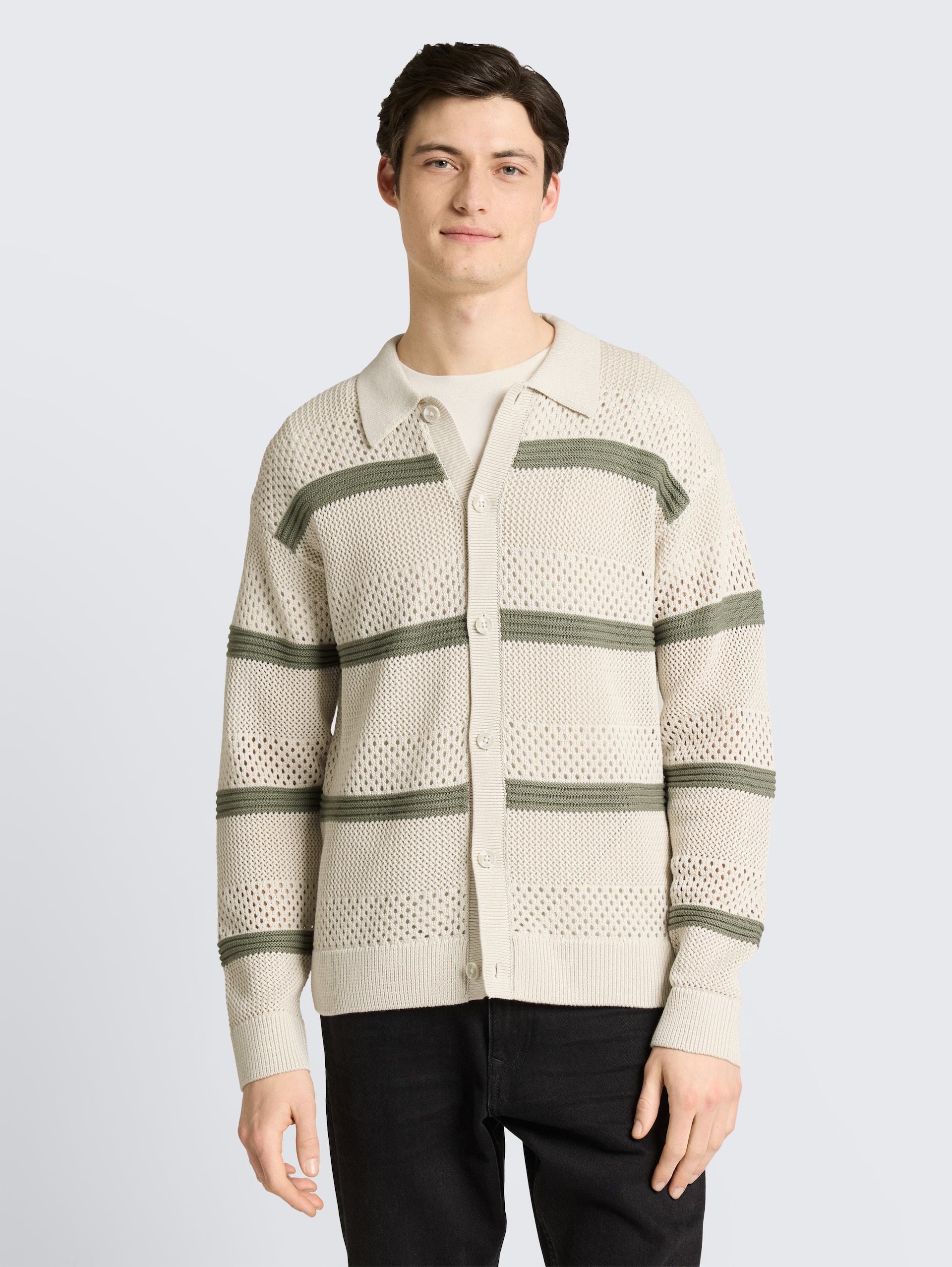 Relaxed Fit Strickjacke mit Lochmuster - sea spray white color block - Ausschnitt Model-Vorderansicht
