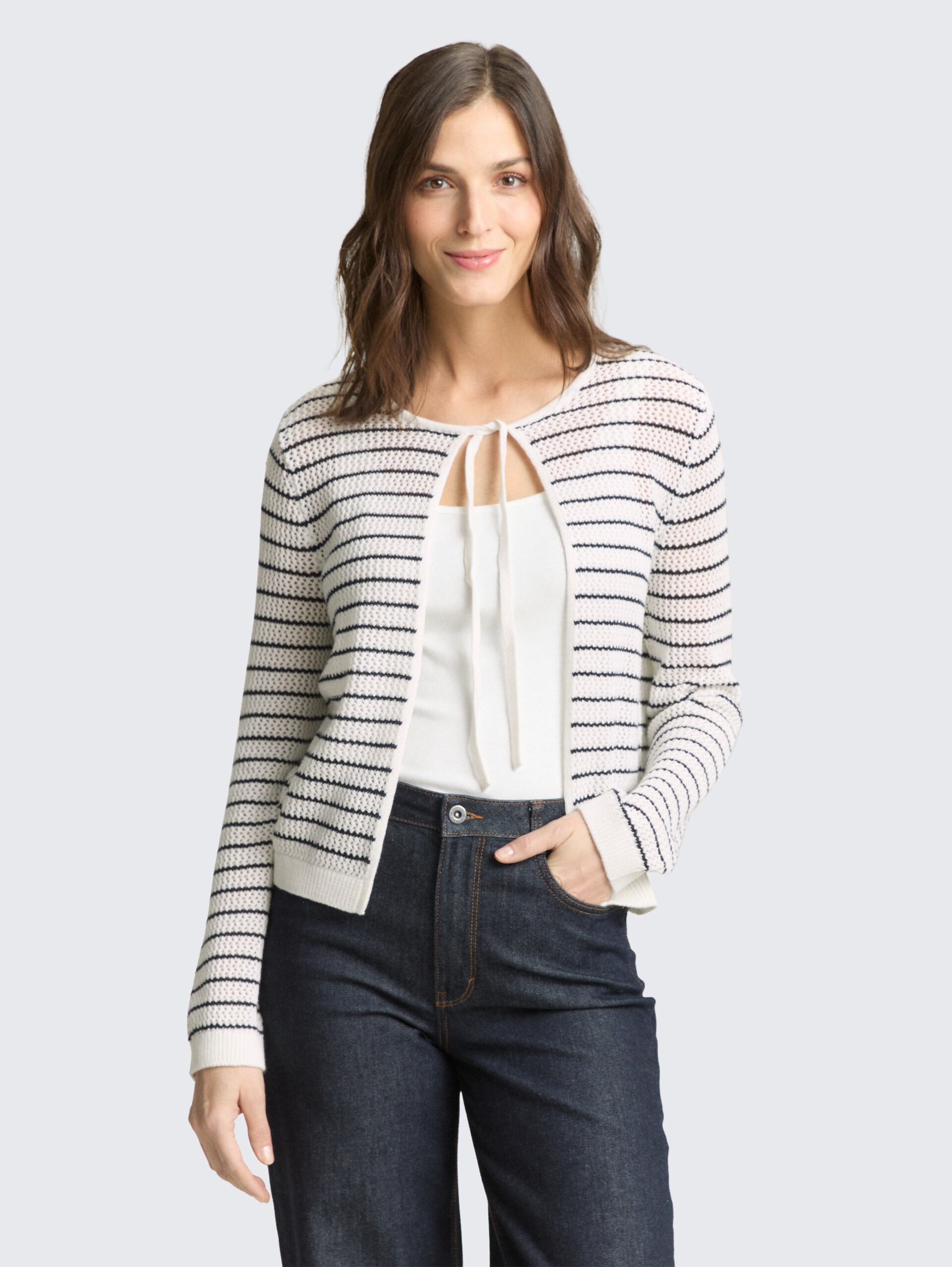 Cardigan mit Streifenmuster - white navy structure stripe - Ausschnitt Model-Vorderansicht