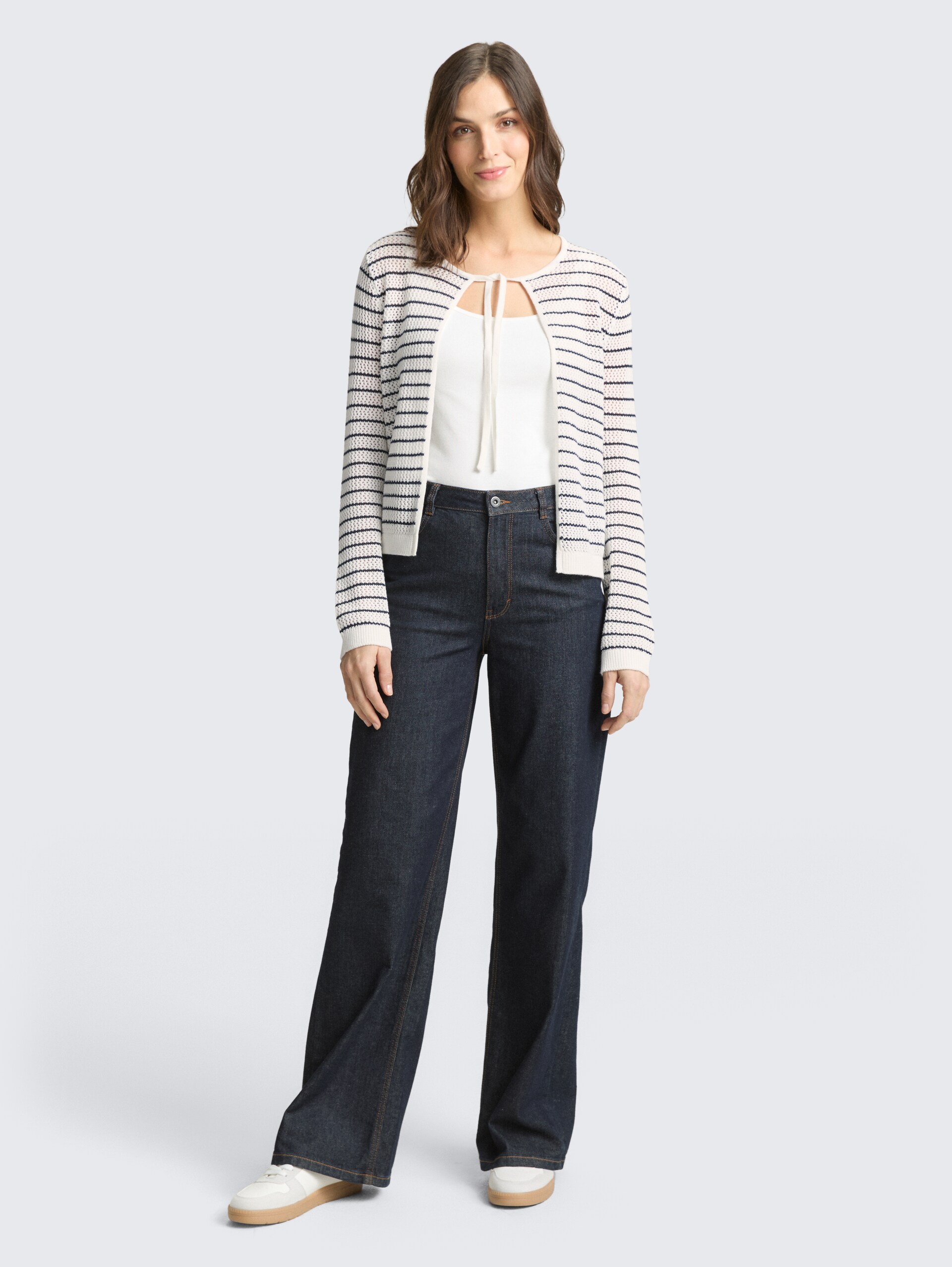 Cardigan mit Streifenmuster - white navy structure stripe - Model-Vorderansicht