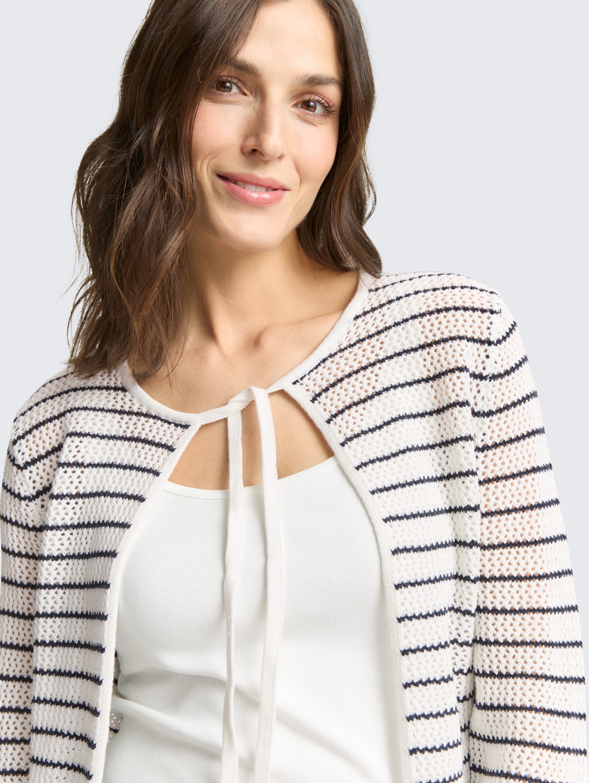 Cardigan mit Streifenmuster - white navy structure stripe - Detail-Model-Ansicht