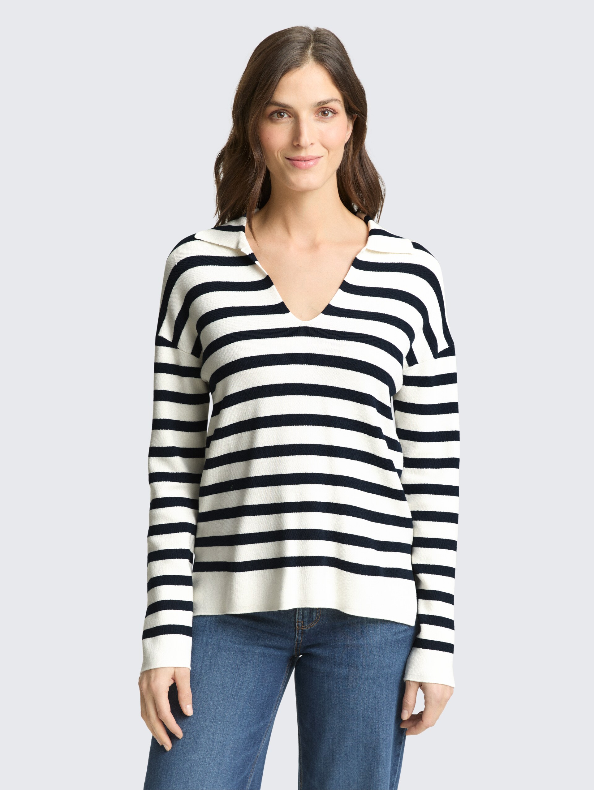 Loose Fit Strickpullover mit Polokragen - white sky blue knit stripe - Ausschnitt Model-Vorderansicht