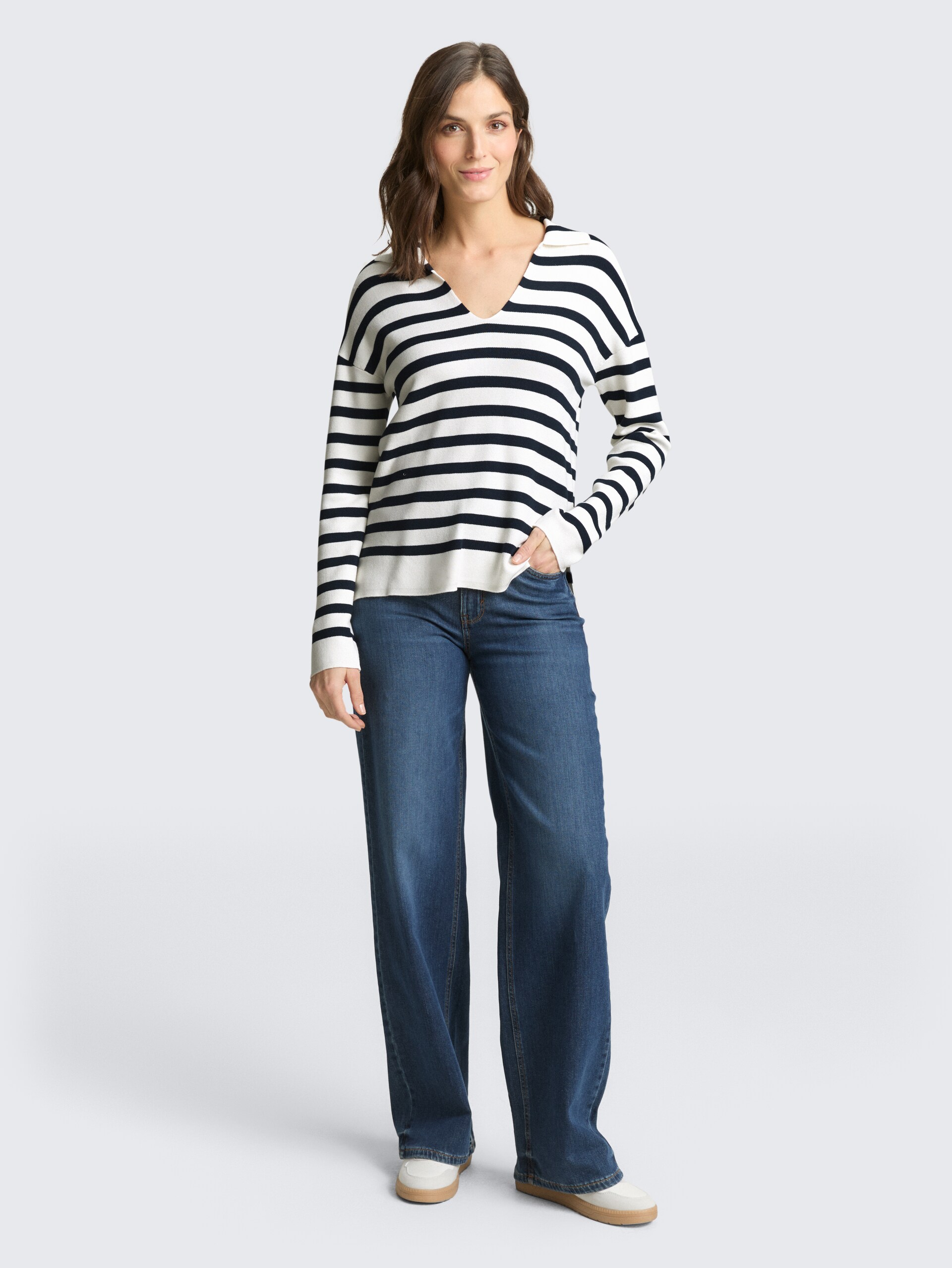 Loose Fit Strickpullover mit Polokragen - white sky blue knit stripe - Model-Vorderansicht