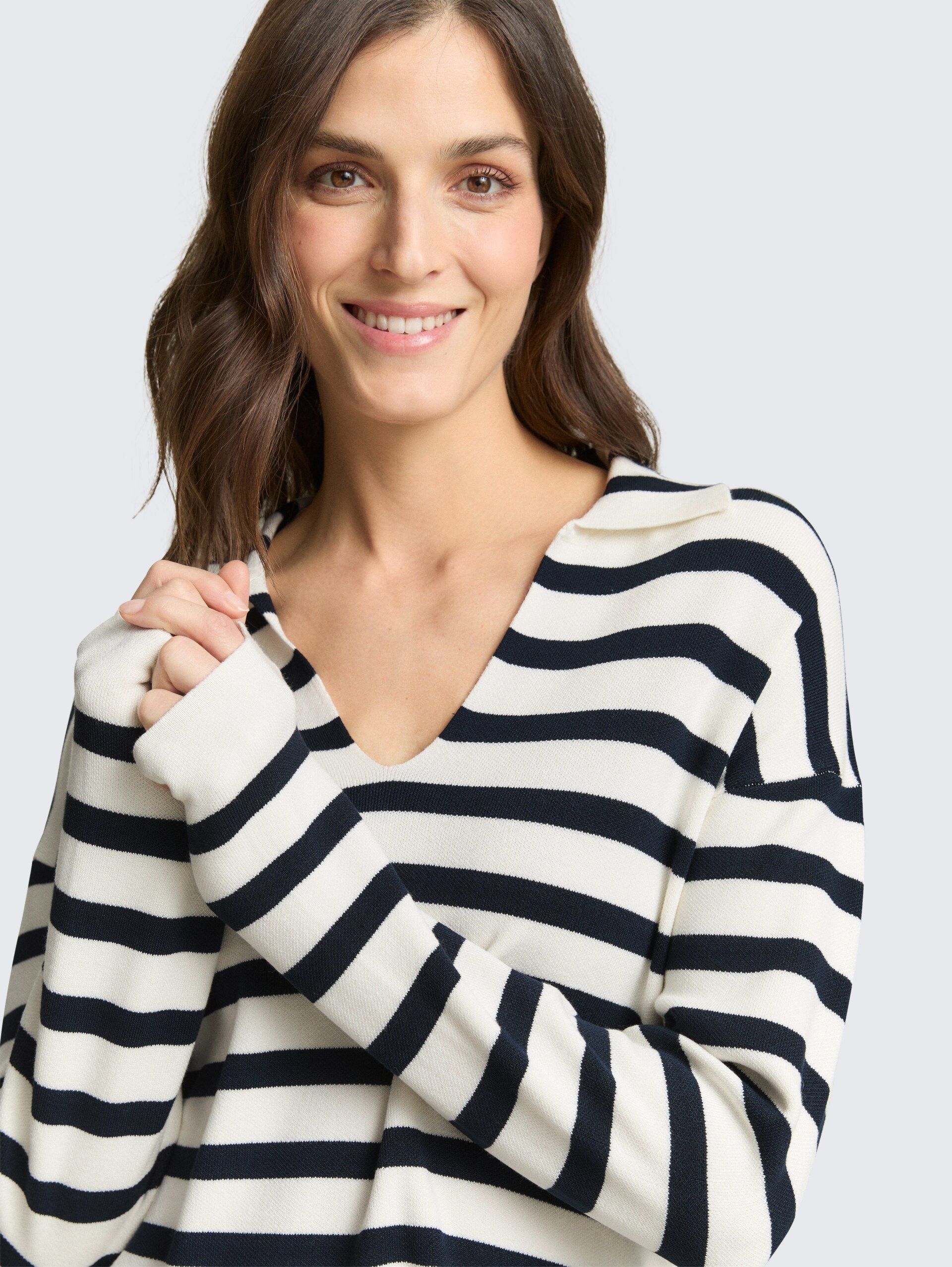 Loose Fit Strickpullover mit Polokragen - white sky blue knit stripe - Detail-Model-Ansicht
