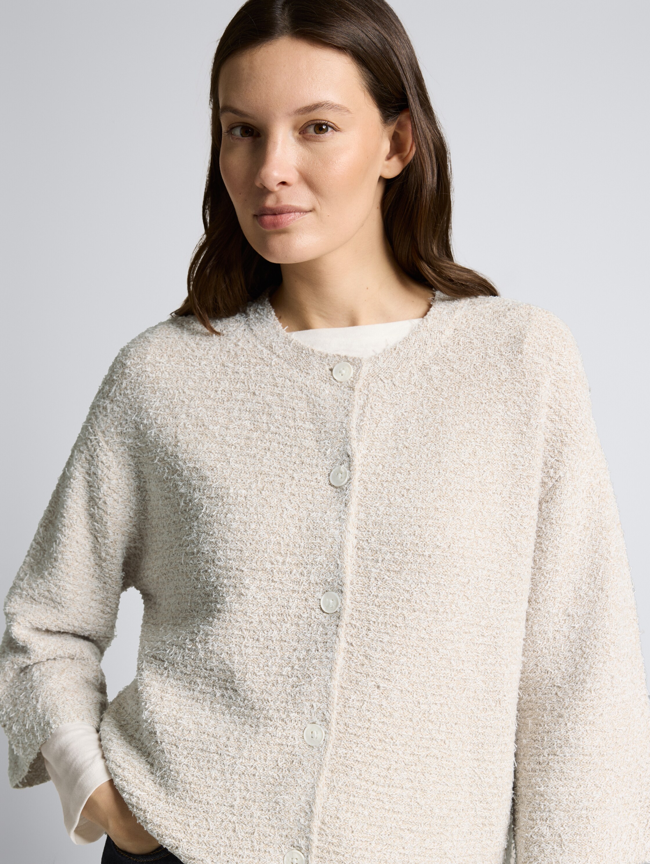 Loose fit cardigan with 3/4 sleeves - white beige structure - Detail model view