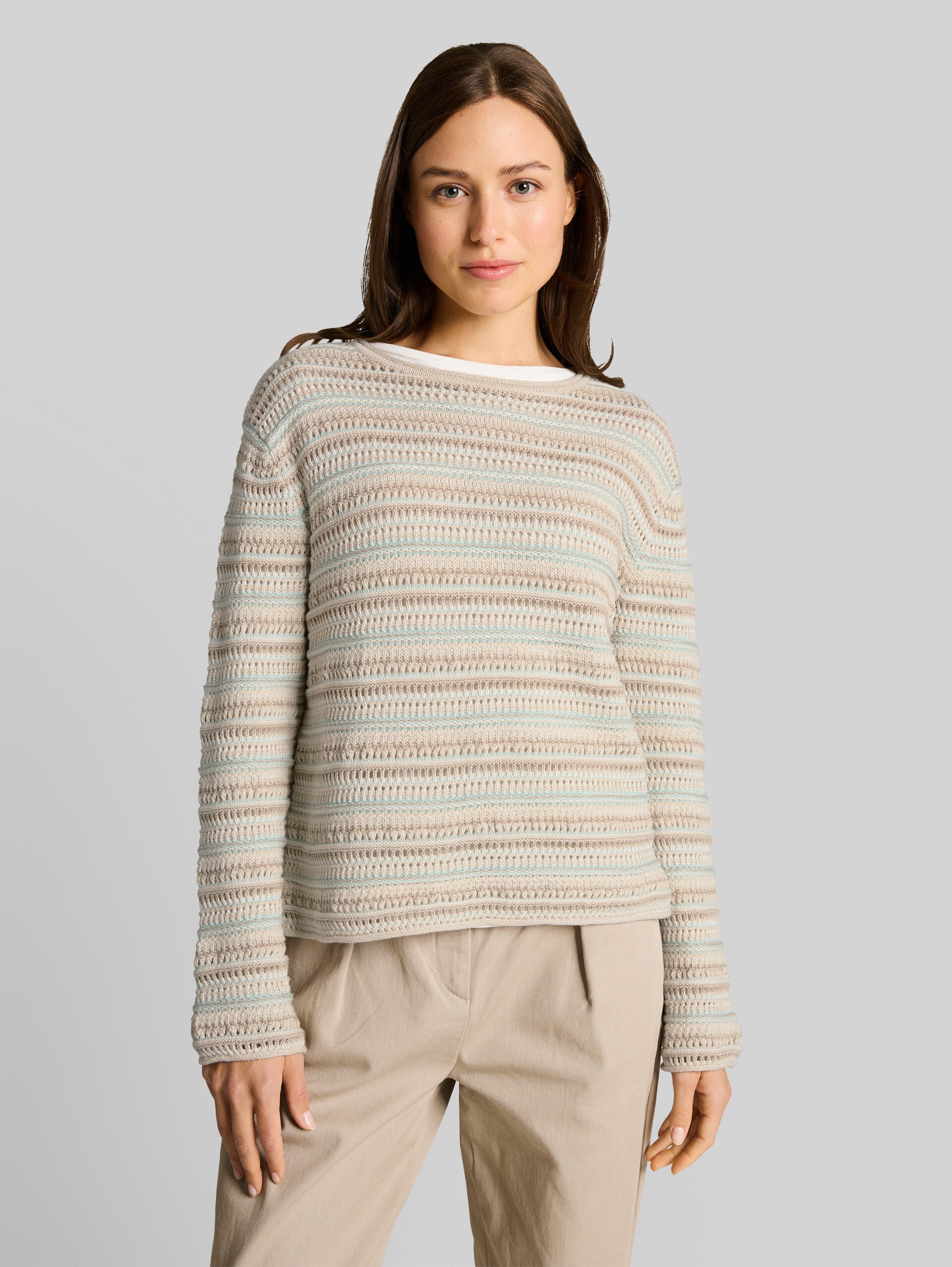 Loose fit knitted jumper with stripes - mint beige stripe - Neckline model front view