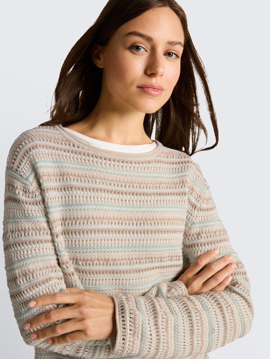 Loose Fit Strickpullover mit Streifenmuster - mint beige stripe - Detail-Model-Ansicht