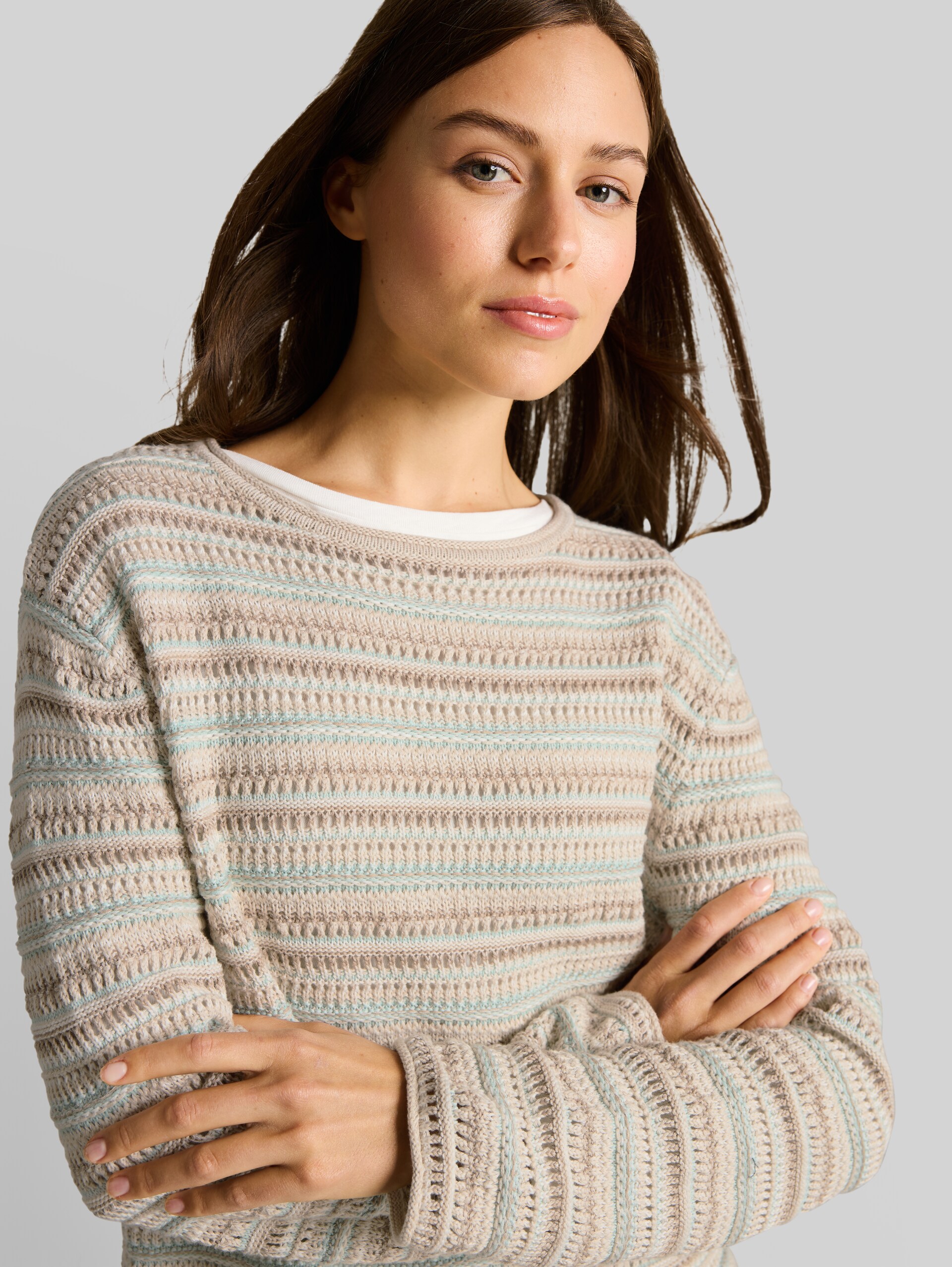 Loose fit knitted jumper with stripes - mint beige stripe - Detail model view