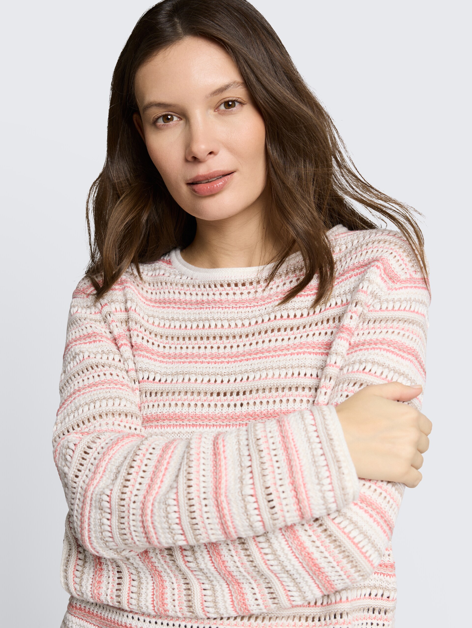 Loose Fit Strickpullover mit Streifenmuster - pink beige stripe - Detail-Model-Ansicht