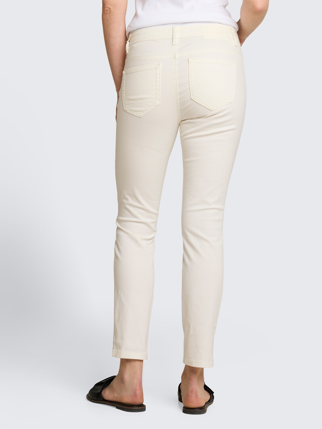 TTLENE SLIM CROPPED Jeans - White - Auschnitt Model-Rückansicht