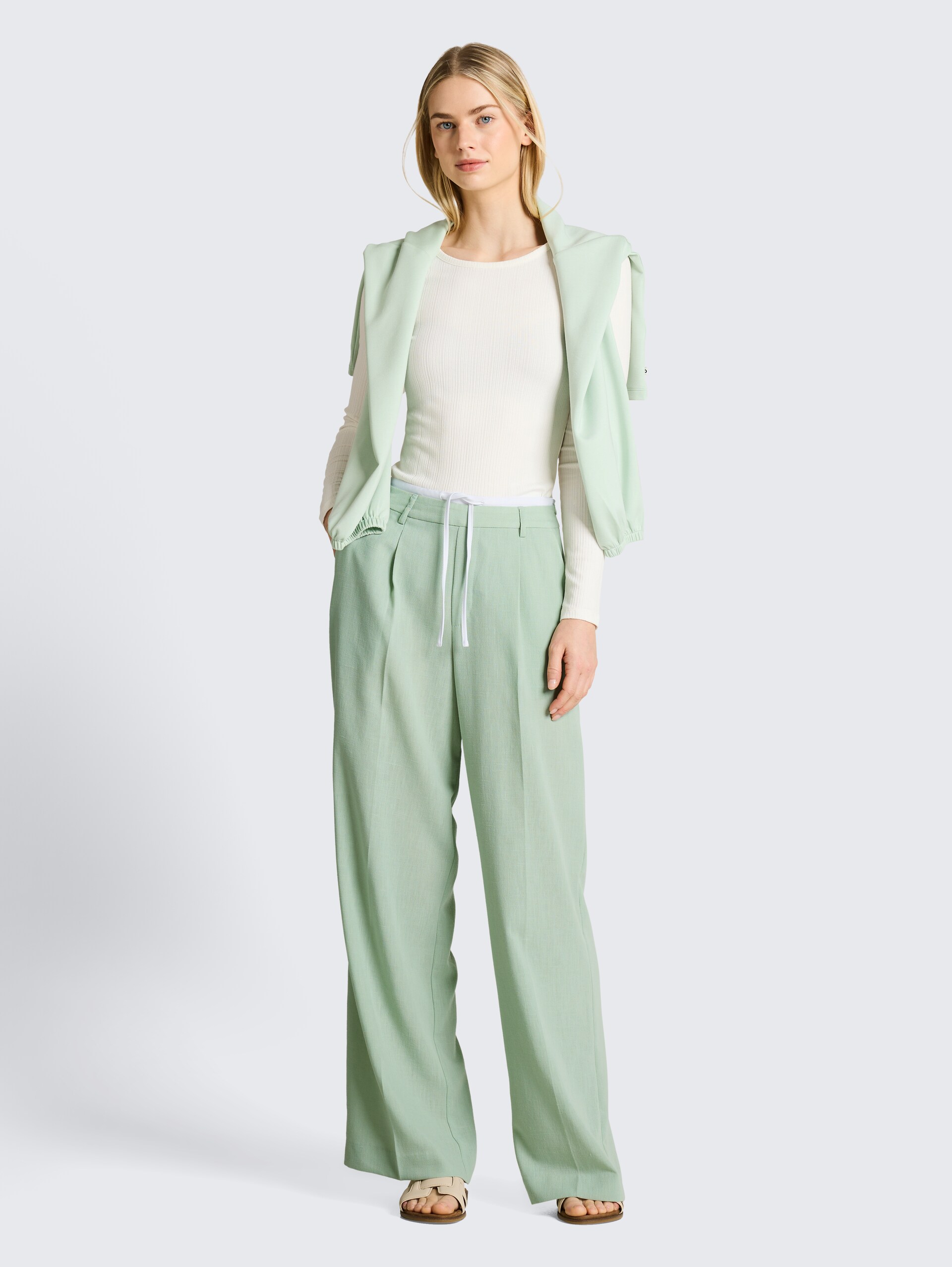 Wide Leg Hose im 2-in-1-Look - light matcha green - Model-Vorderansicht